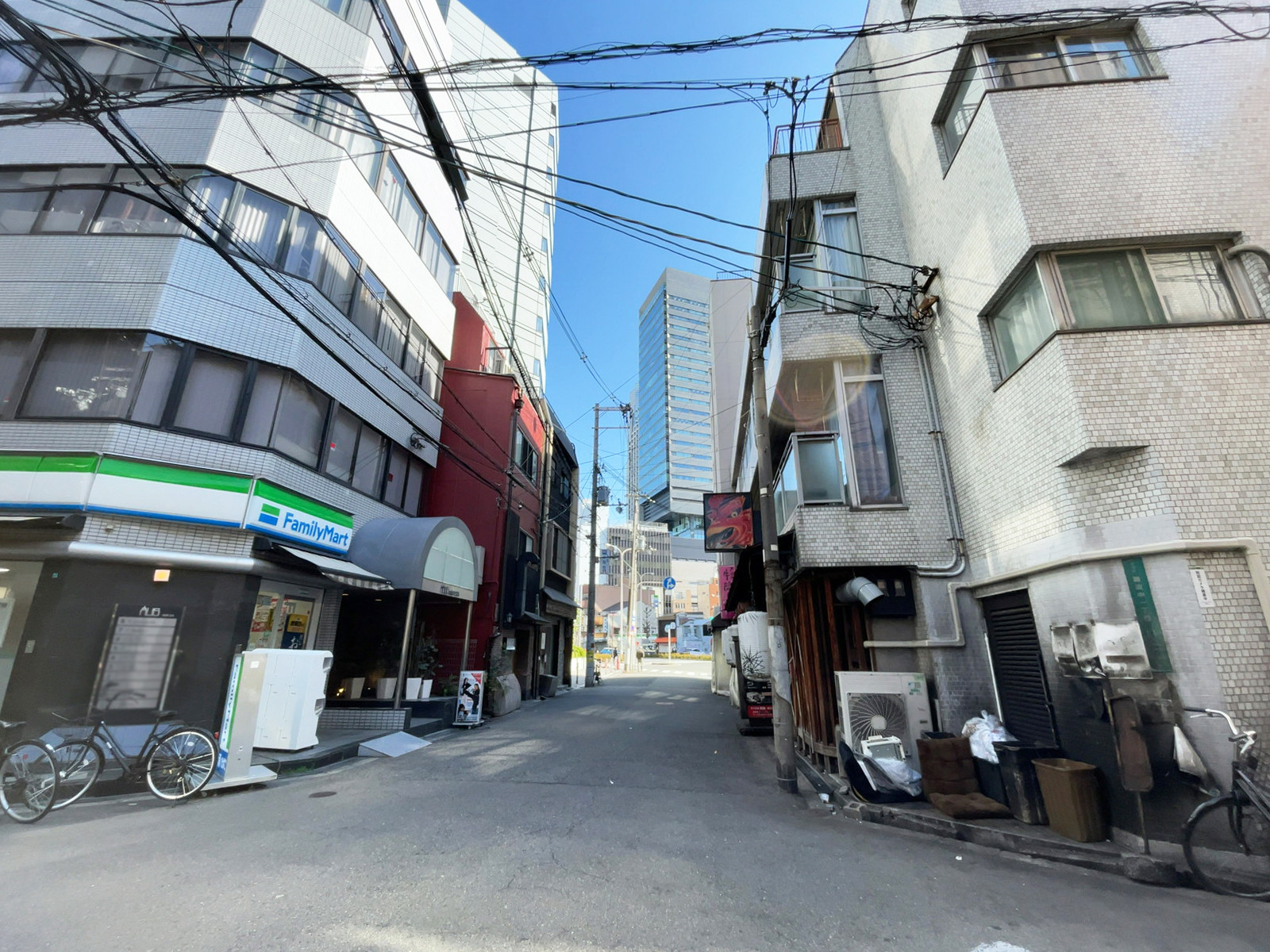 AUSビル前面の通り