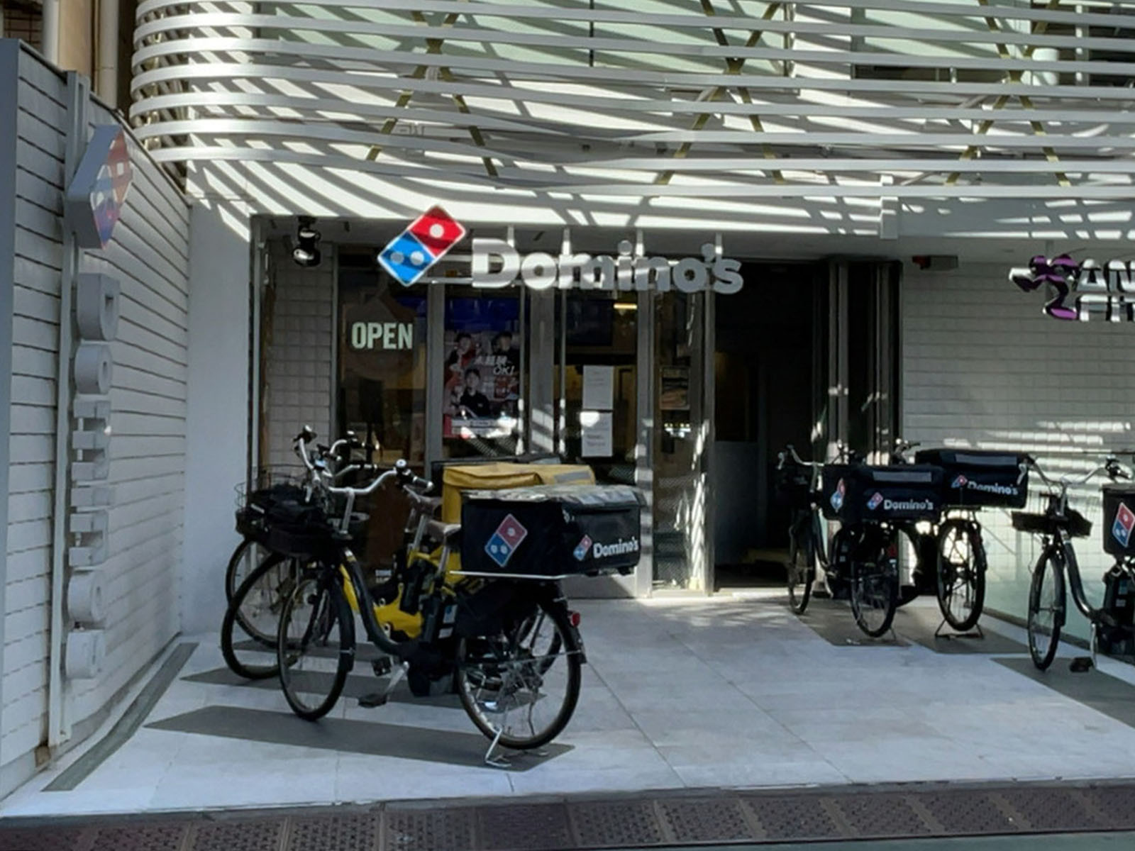 徒歩2分のドミノ・ピザ神宮前店