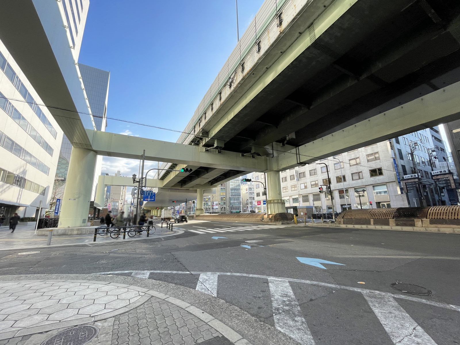 難波御堂筋ウエスト前面の通り