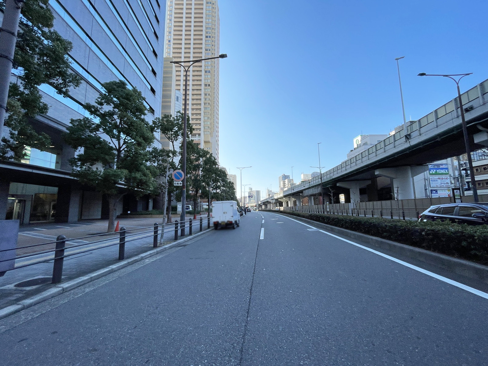 なんばパークスタワー前面の通り