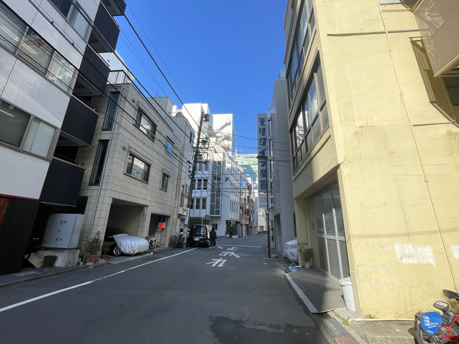 Biz Feel Iwamotocho前面の通り