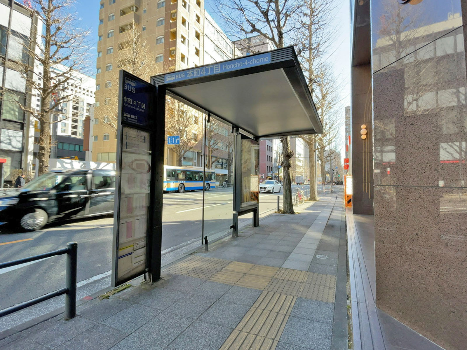 ビル前のバス停「本町4丁目」
