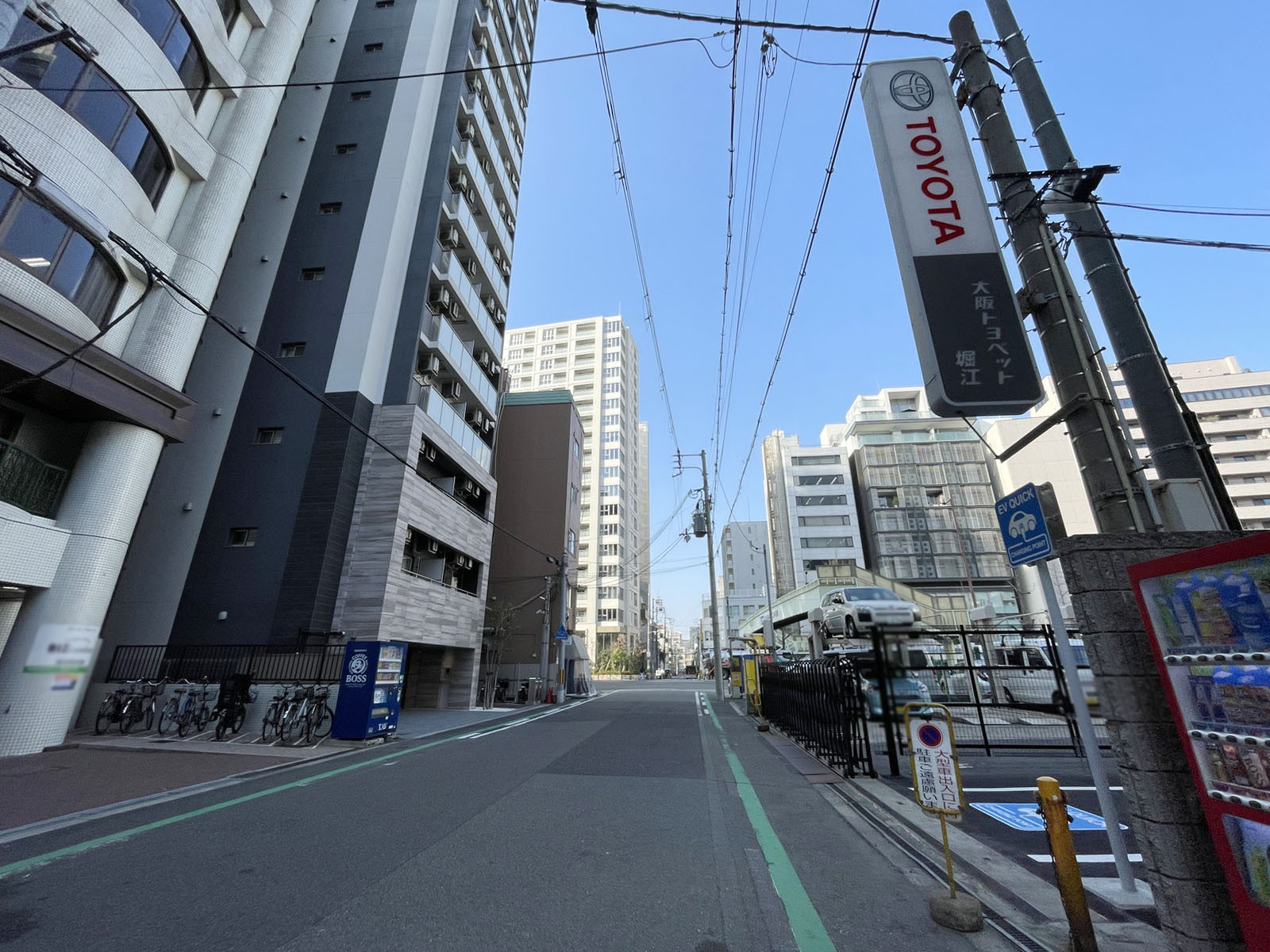 プレジール北堀江前面の通り