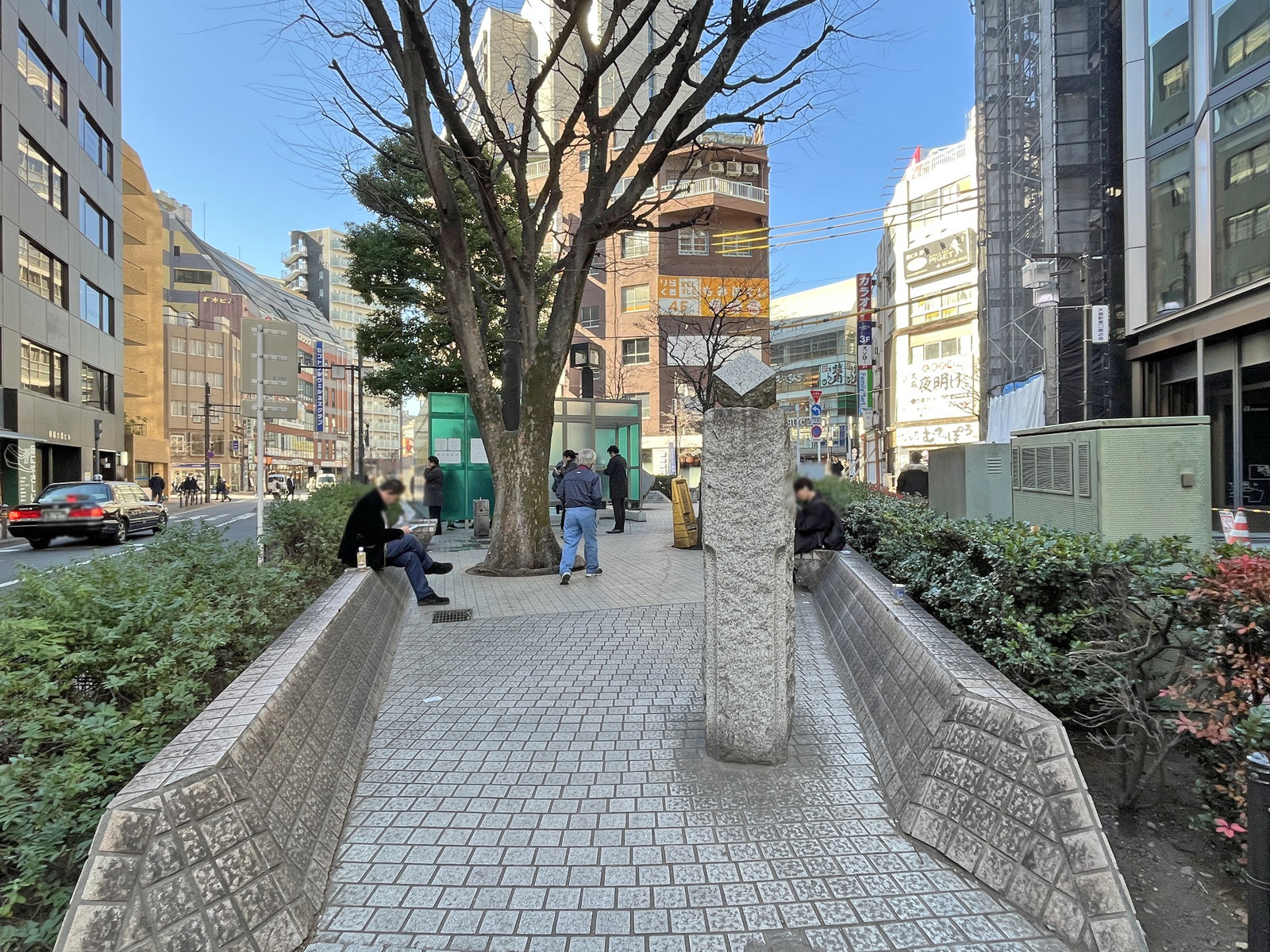 目の前の大森駅東口三角広場