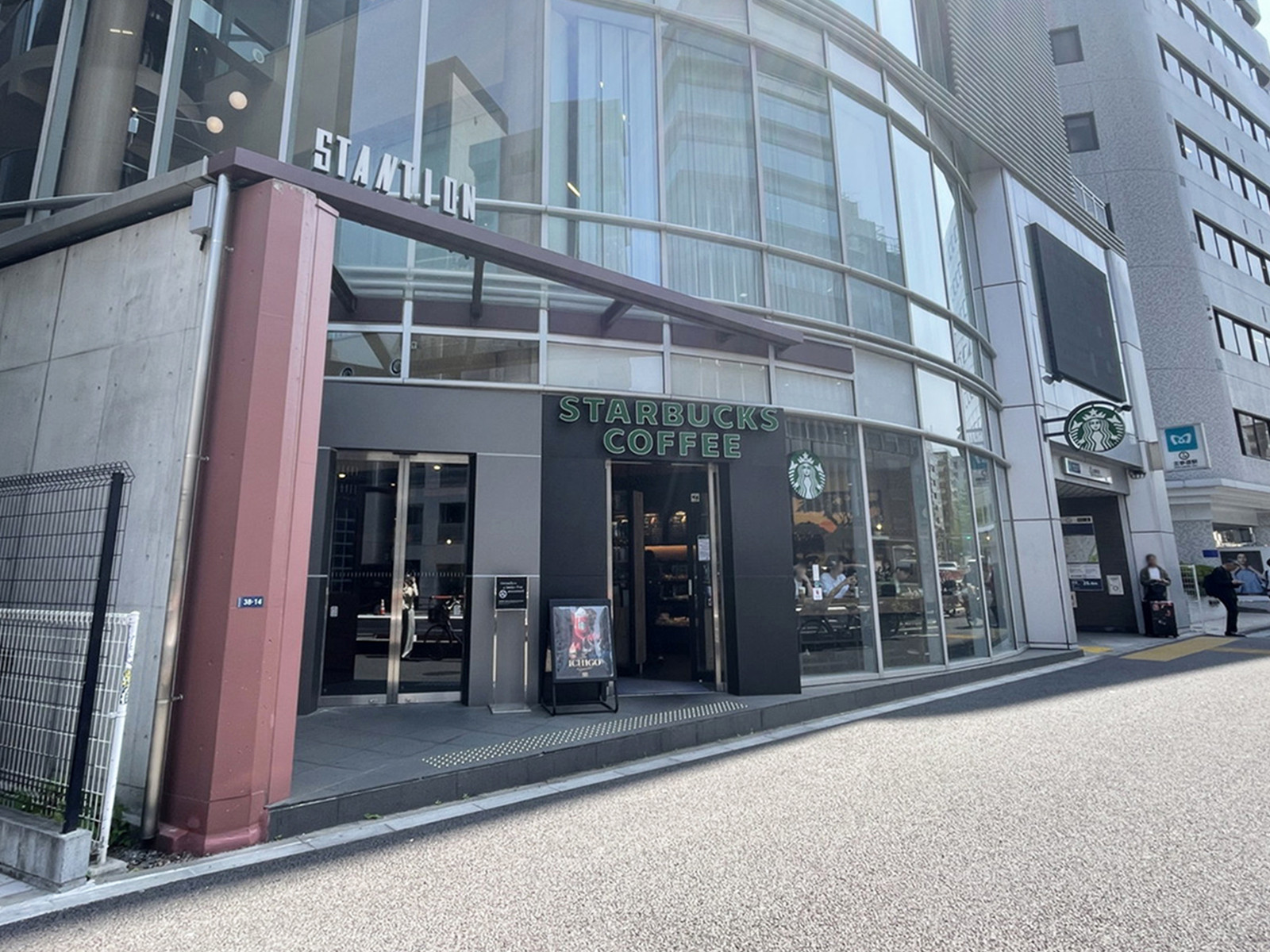 徒歩4分のスターバックス コーヒー 北参道店