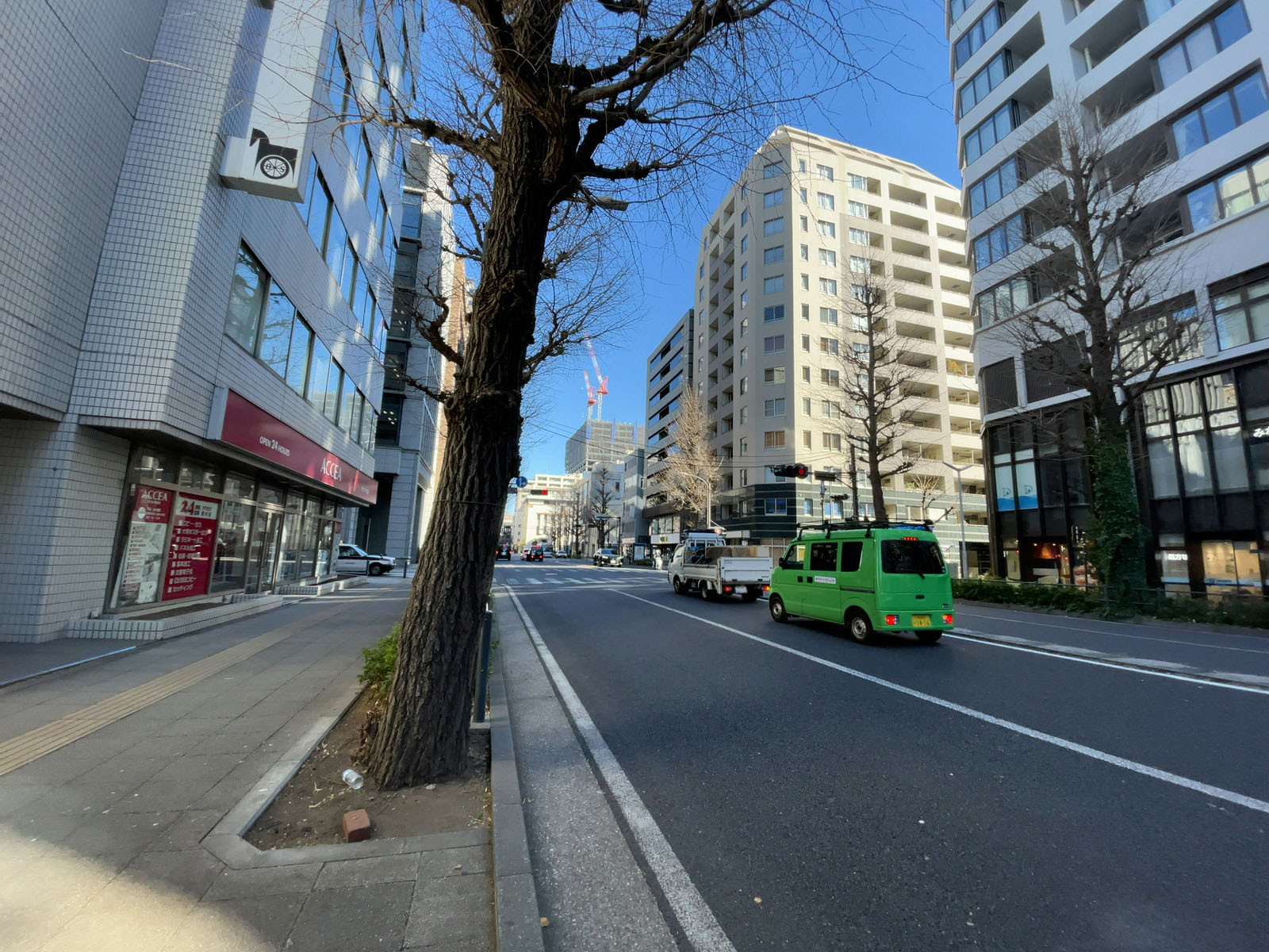 第一国際ビル前面の通り