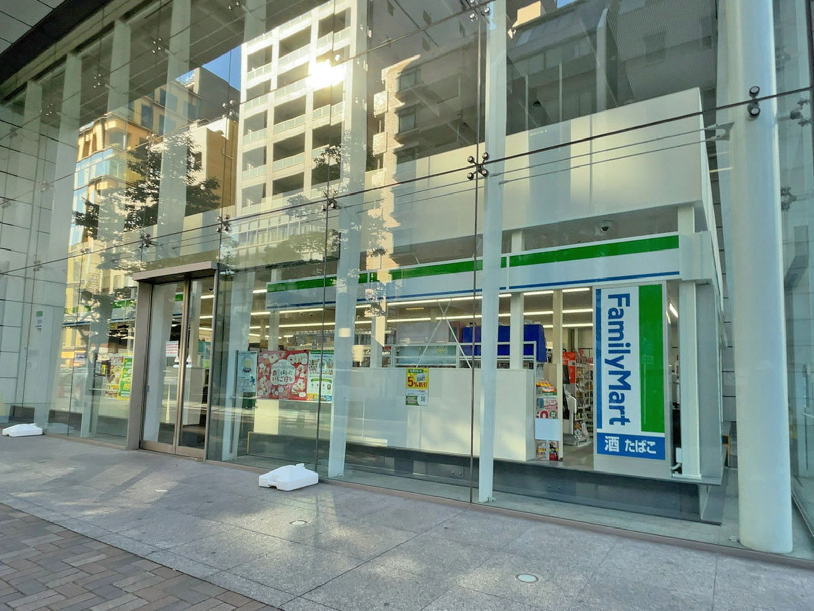 徒歩3分のファミリーマート 関内桜通り店