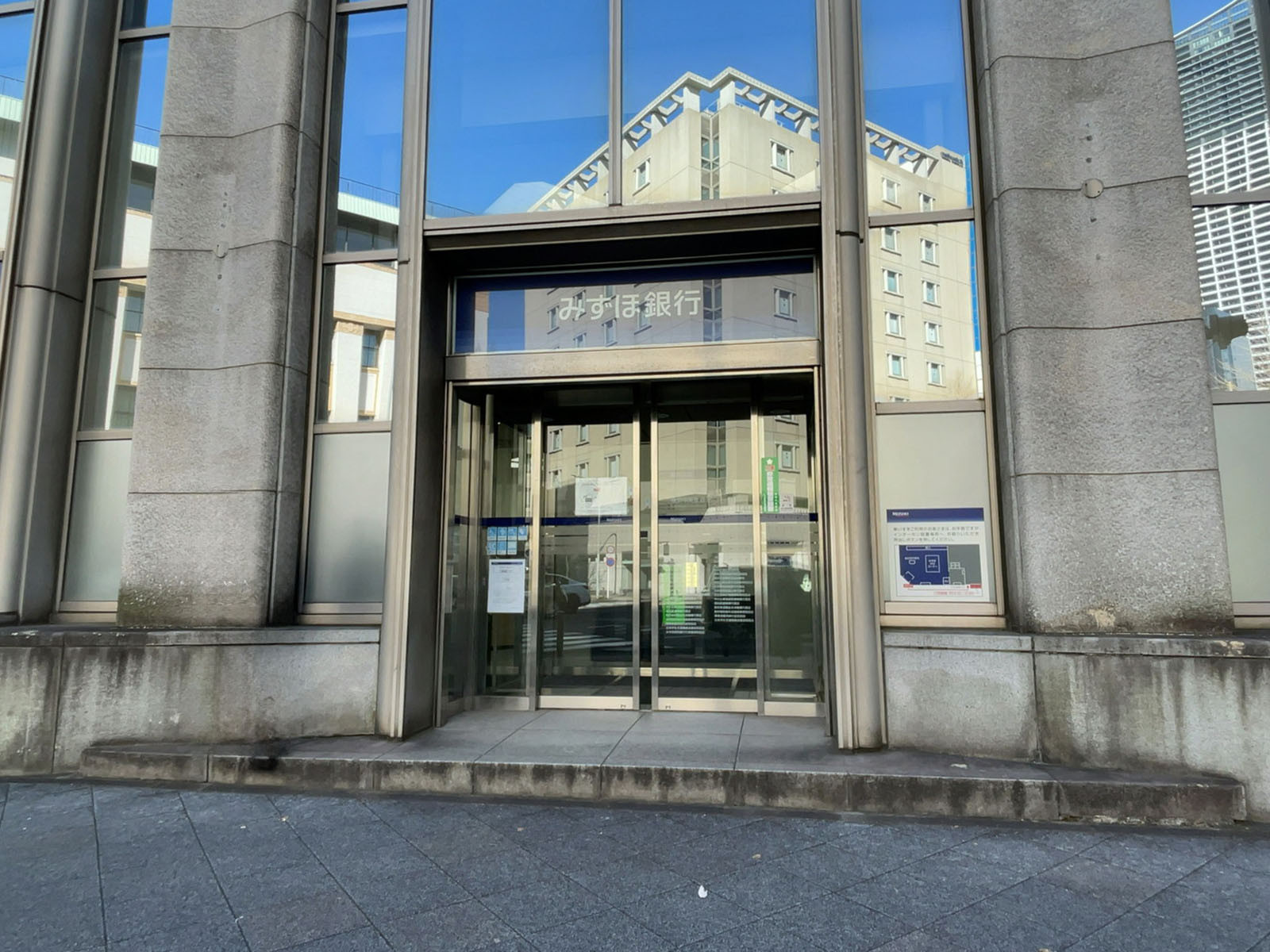 徒歩2分のみずほ銀行 横浜支店