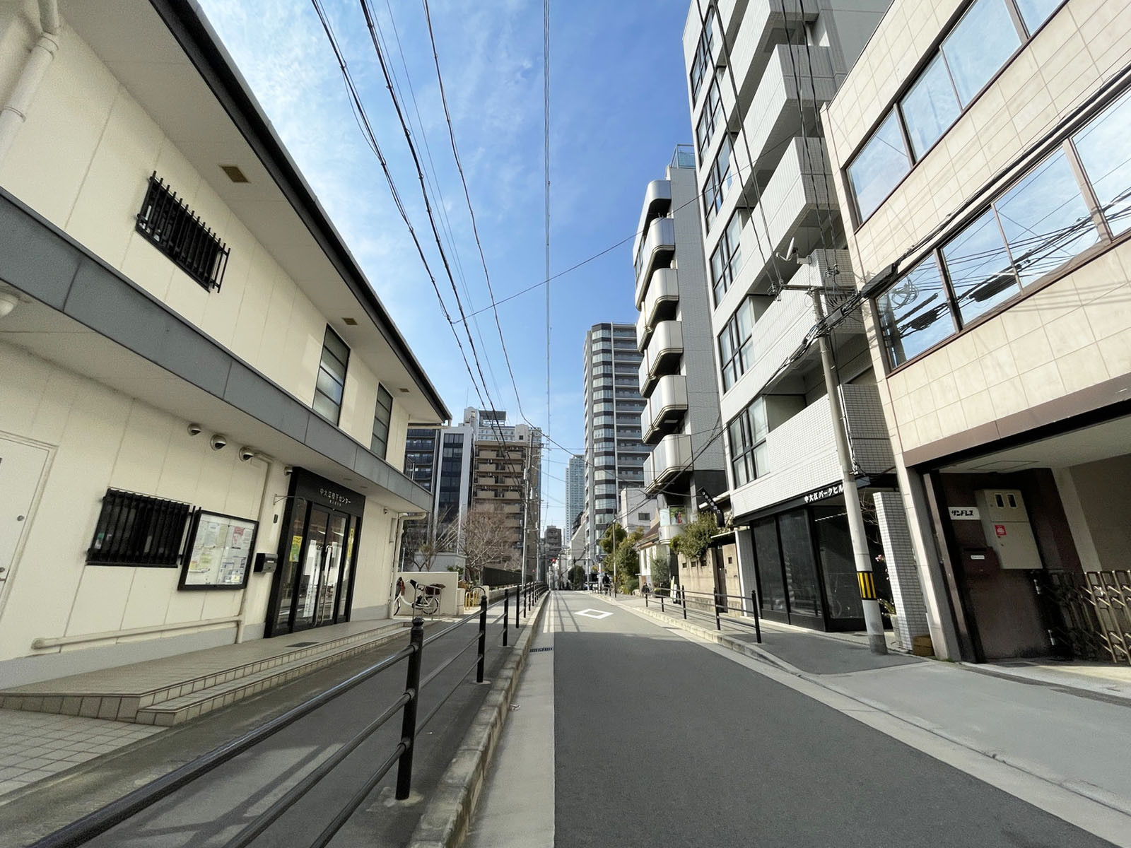 CROSS BLDG.前面の通り