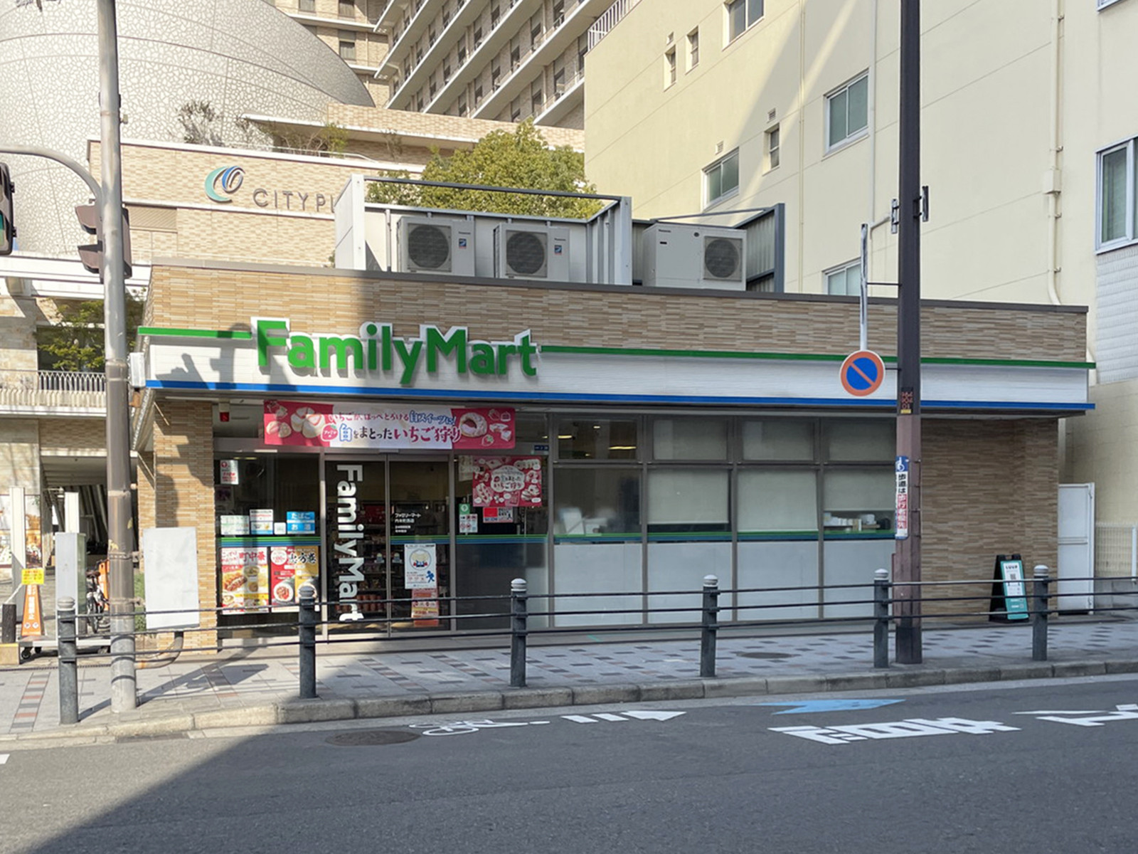 斜め向かいにあるファミリーマート 内本町西店