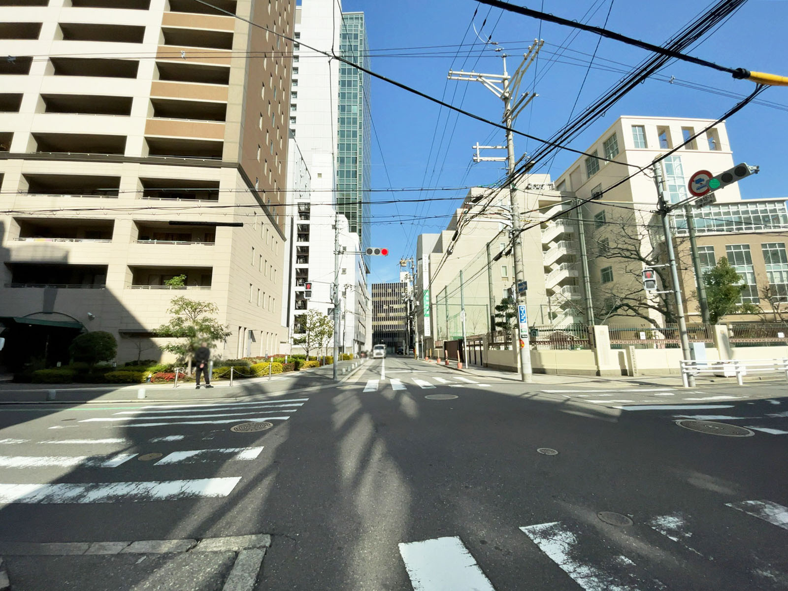北浜山富ビル前面の通り