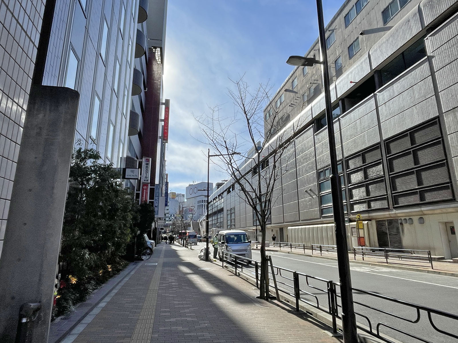 上野駅前第一生命ビルディング前面の入谷口通り