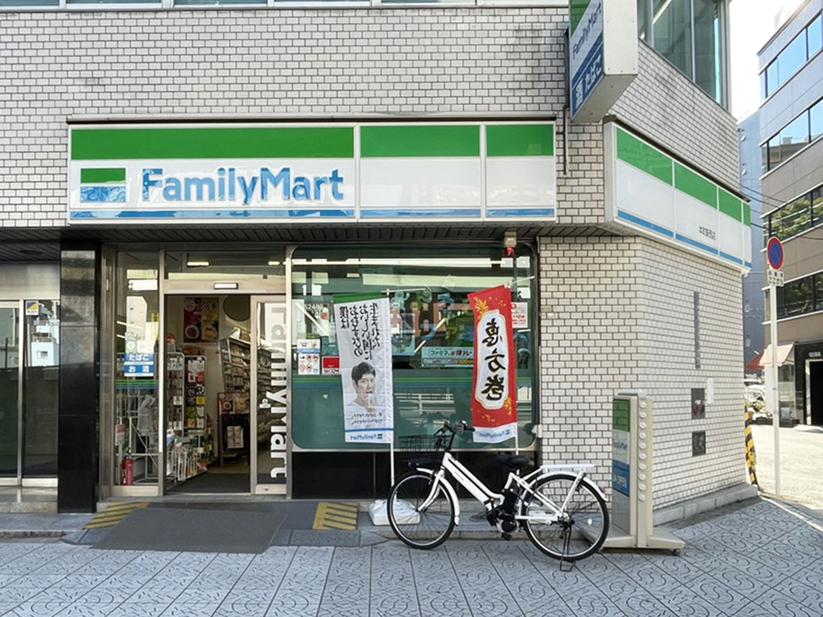 隣にあるファミリーマート 本町駅西店