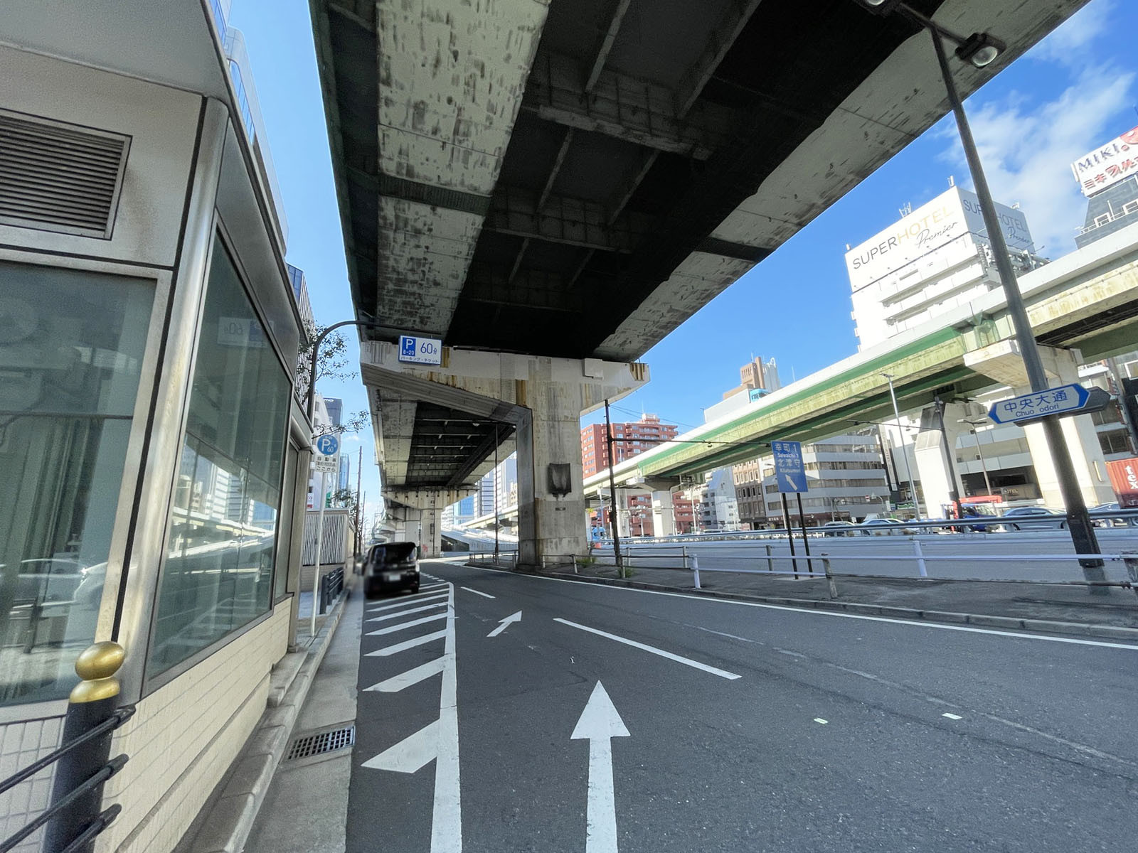 JMFビル西本町01前面の通り