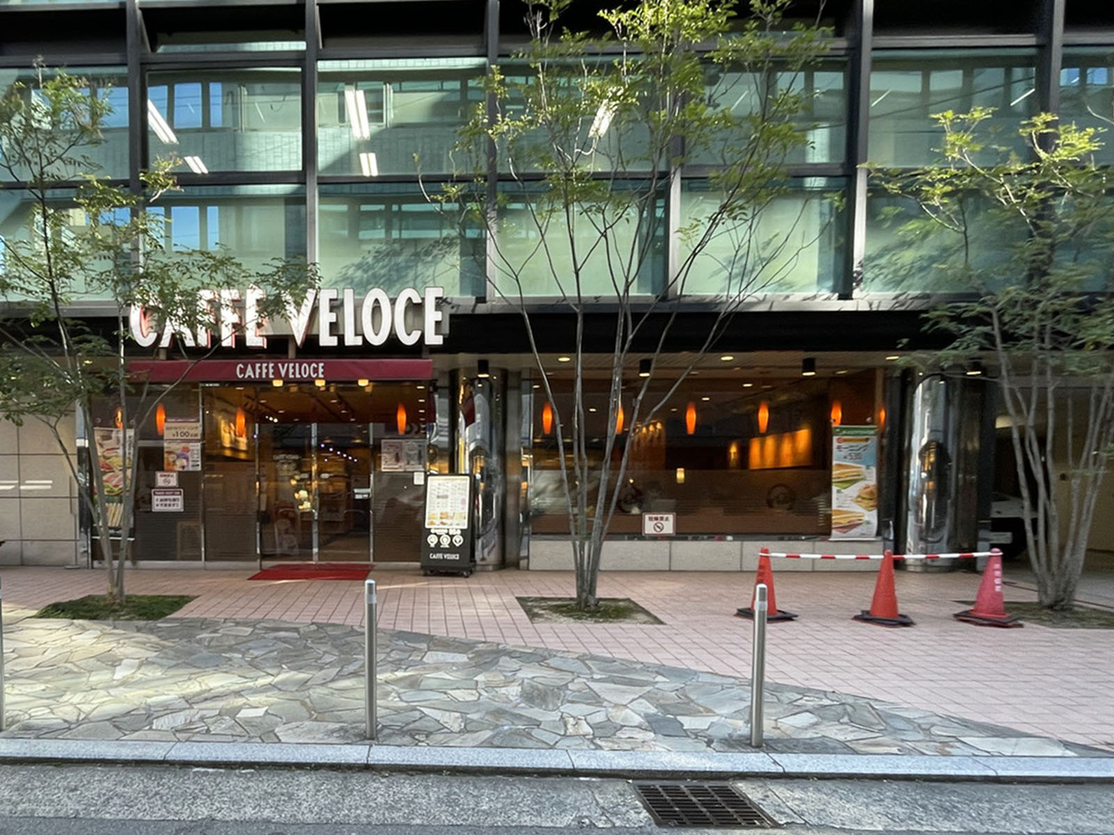 並びにあるカフェ・ベローチェ 備後町三丁目店