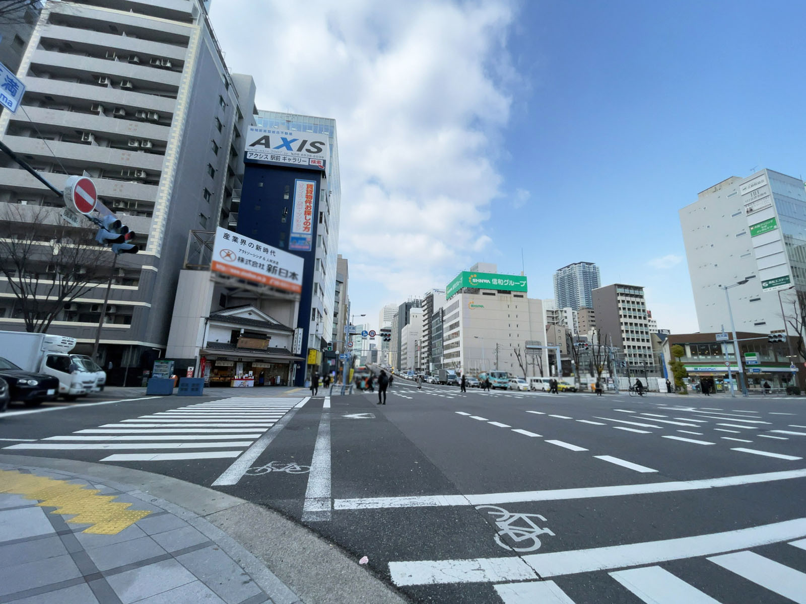 新日本ビル前面の通り