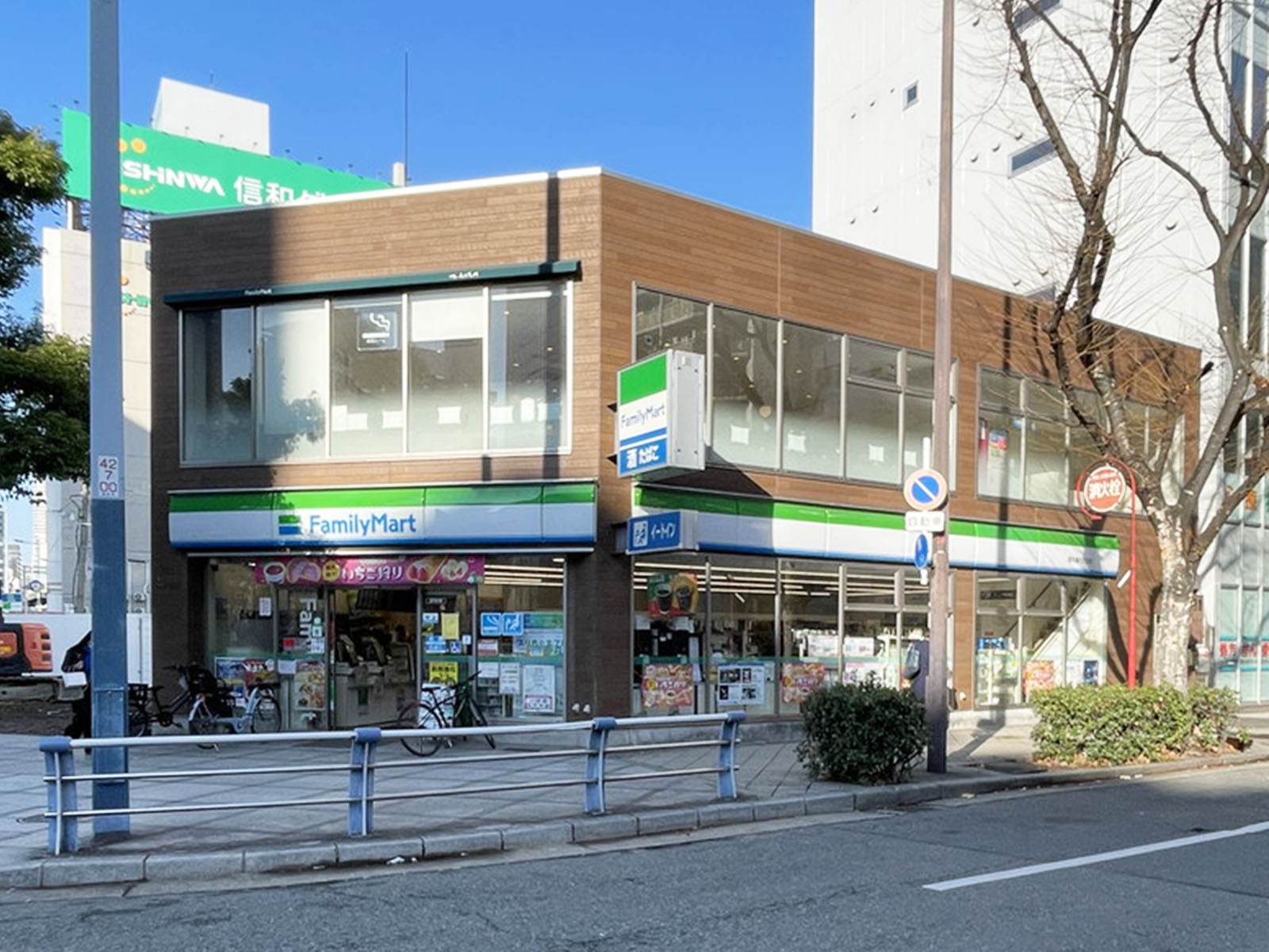 斜め向かいにあるファミリーマート 西天満六丁目店