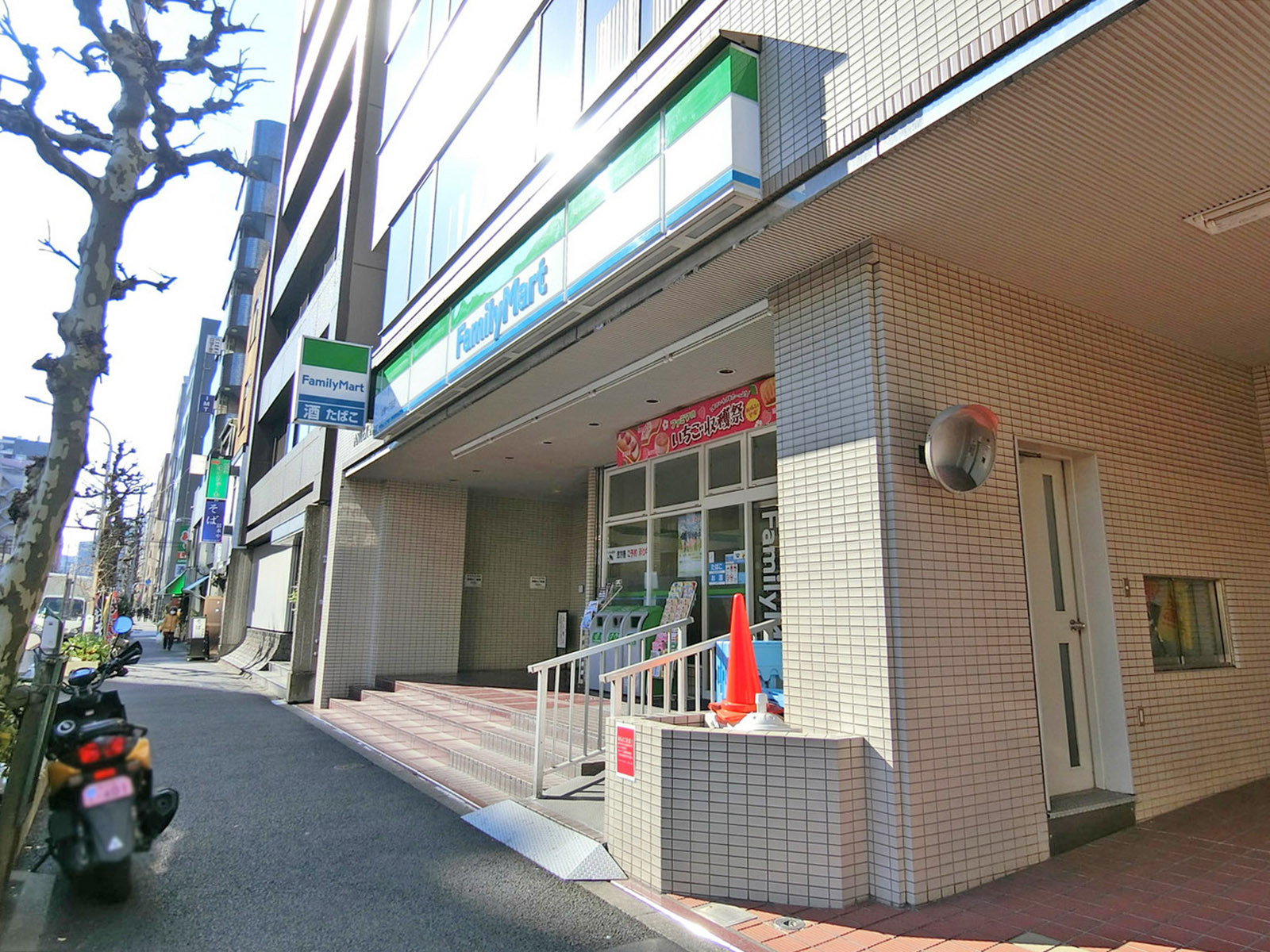 徒歩2分のファミリーマート 台東一丁目店