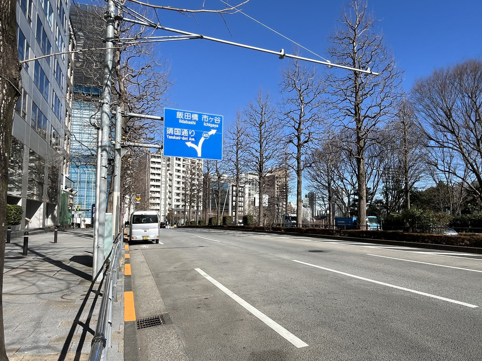 住友生命四谷ビル前面の外堀通り
