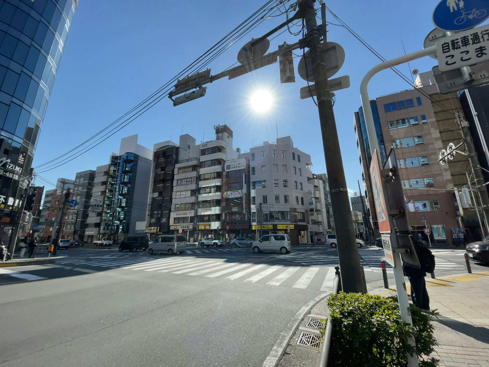 ルーシッドスクエア横浜ウェスト前面の通り