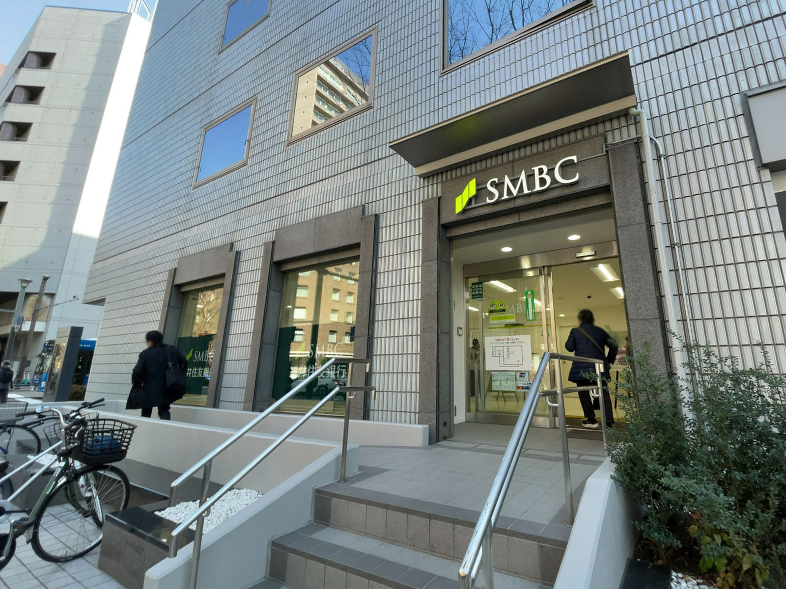 徒歩2分の三井住友銀行 横浜支店