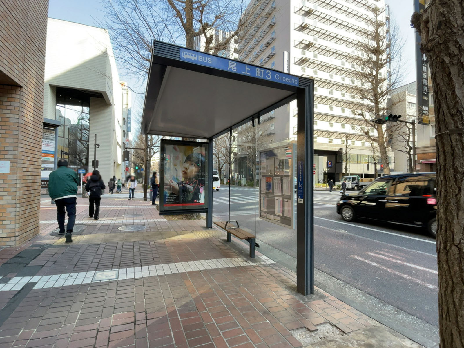 ビル前のバス停「尾上町」