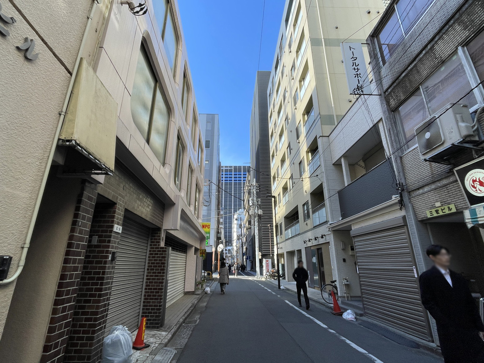 神田和泉町ビル前面の通り