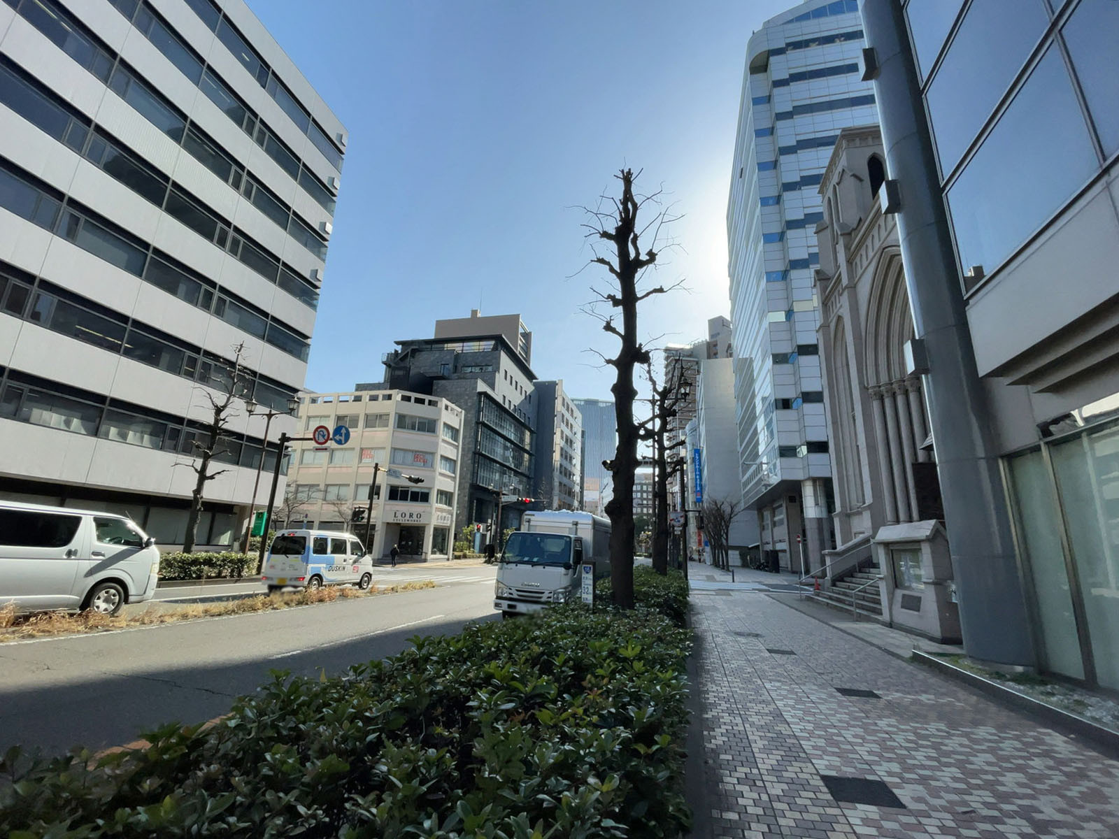 関内董友ビル前面の通り