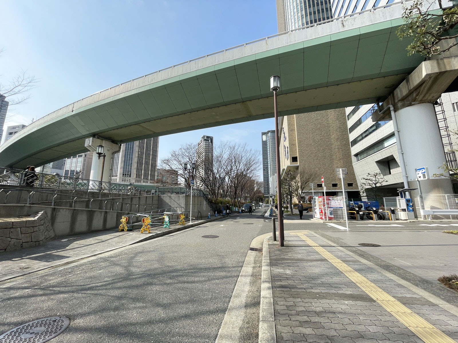 中之島セントラルタワー前面の通り
