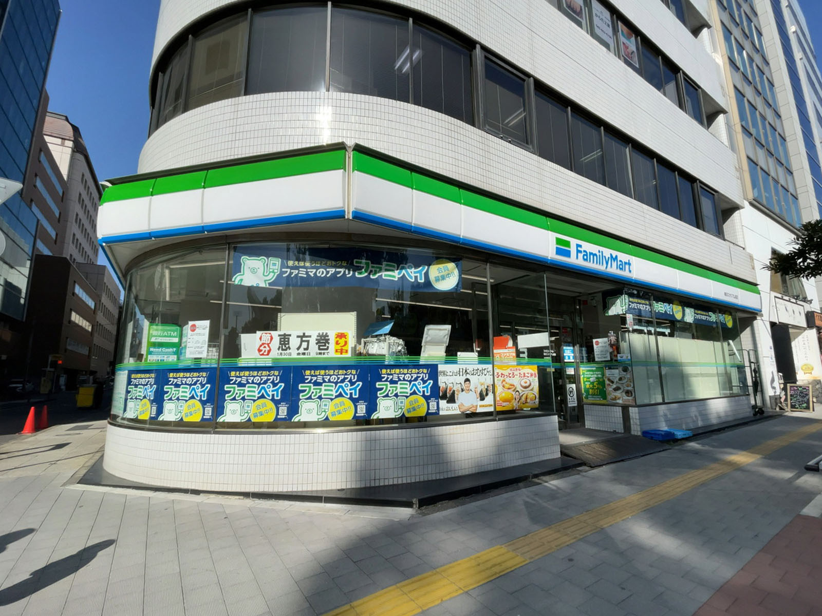 徒歩1分の	ファミリーマート 横浜スタジアム前店