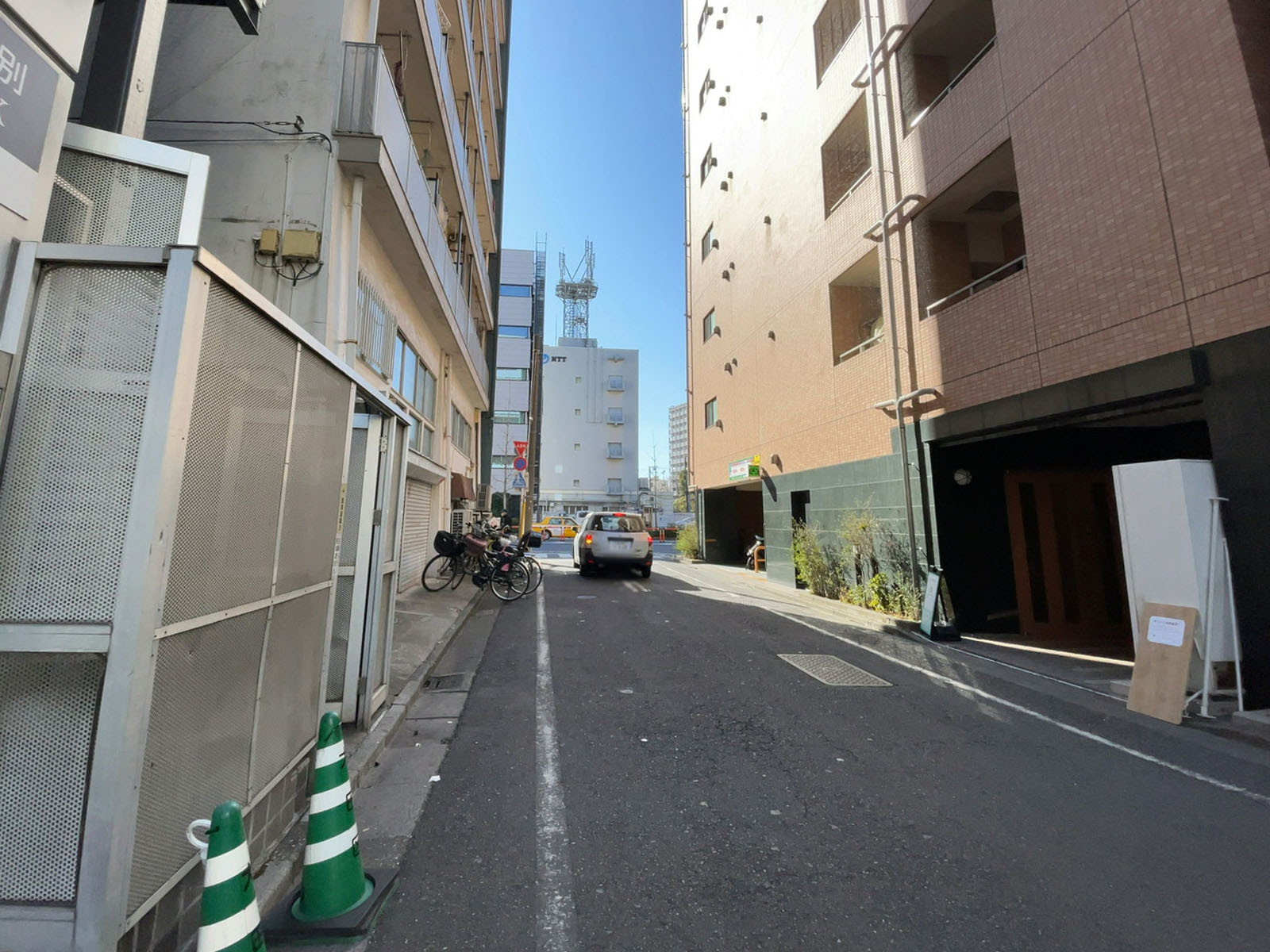 エムアンドエム1前面の通り