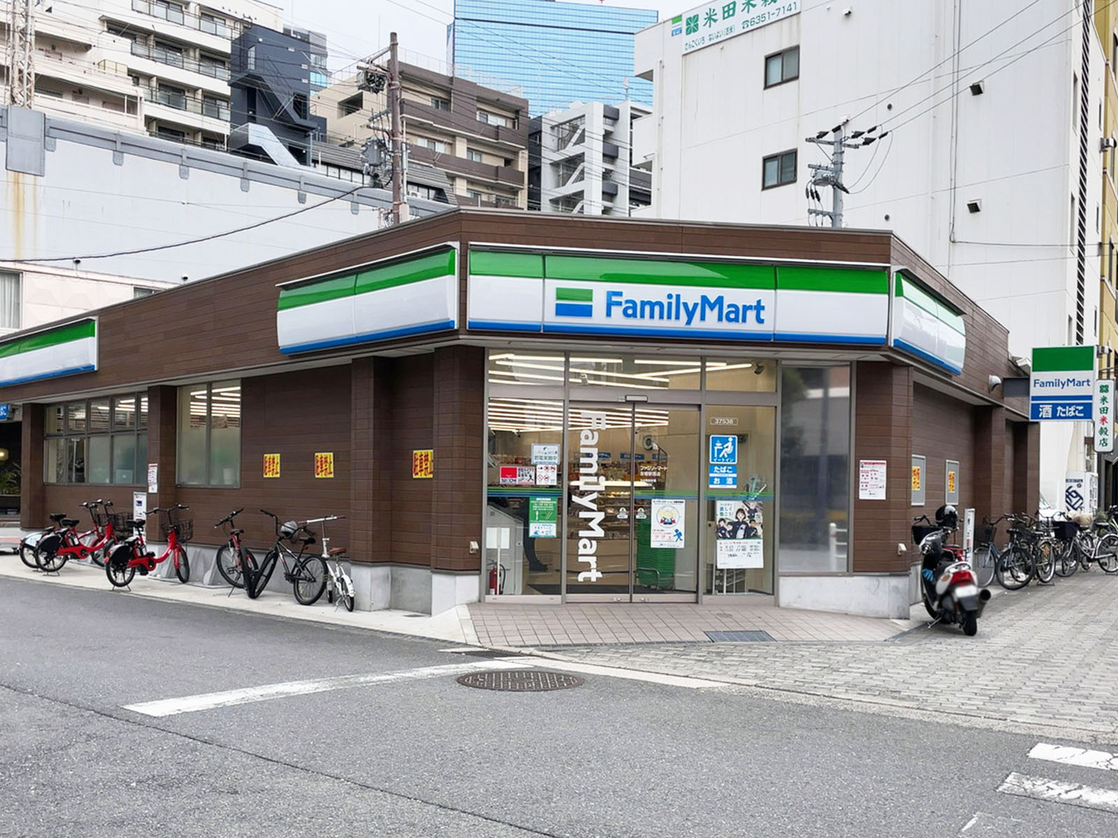 徒歩2分のファミリーマート 京橋駅西店