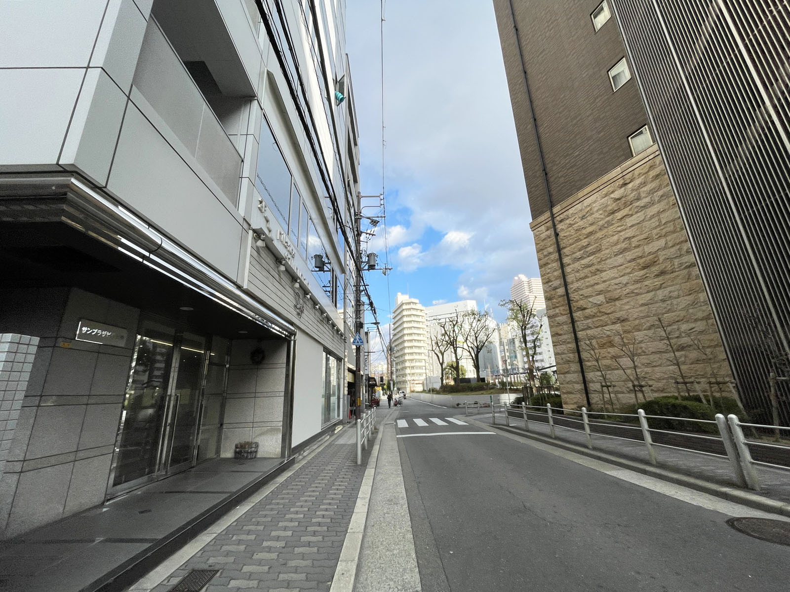 サンプラザビル京橋前面の通り