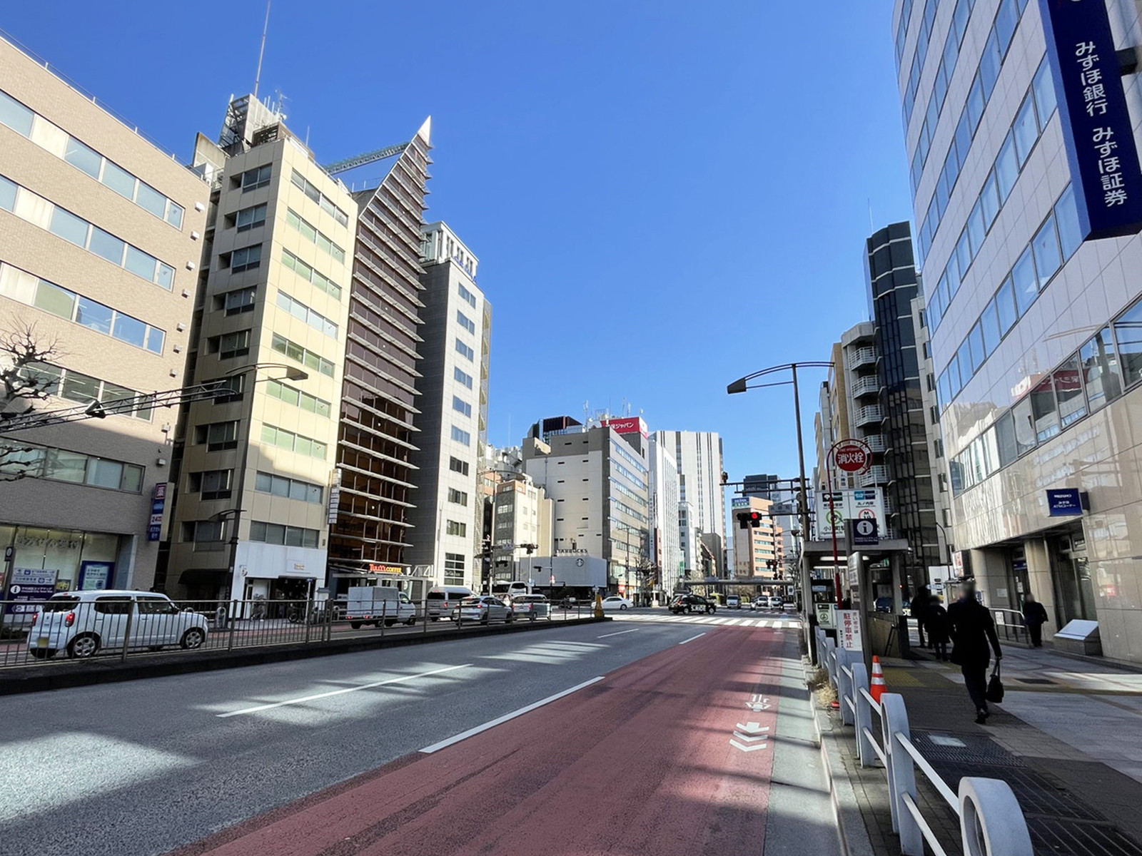 D&F御茶ノ水ビル前面の靖国通り