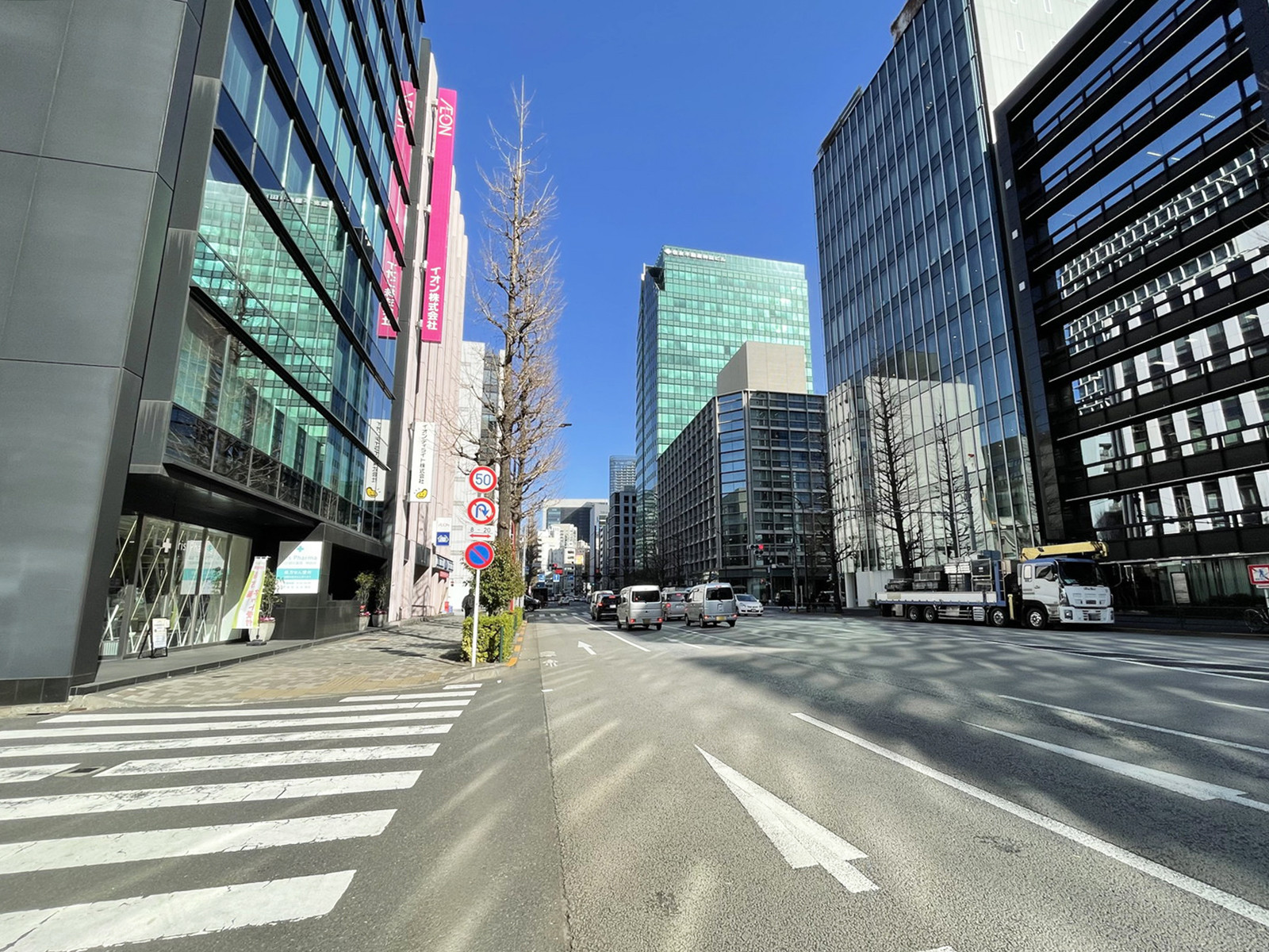東京天理ビル前面の通り