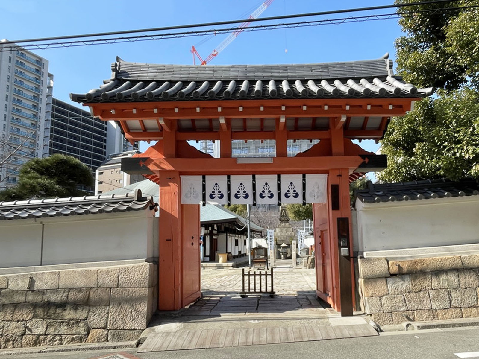 向かいにある四天王寺庚申堂 東門