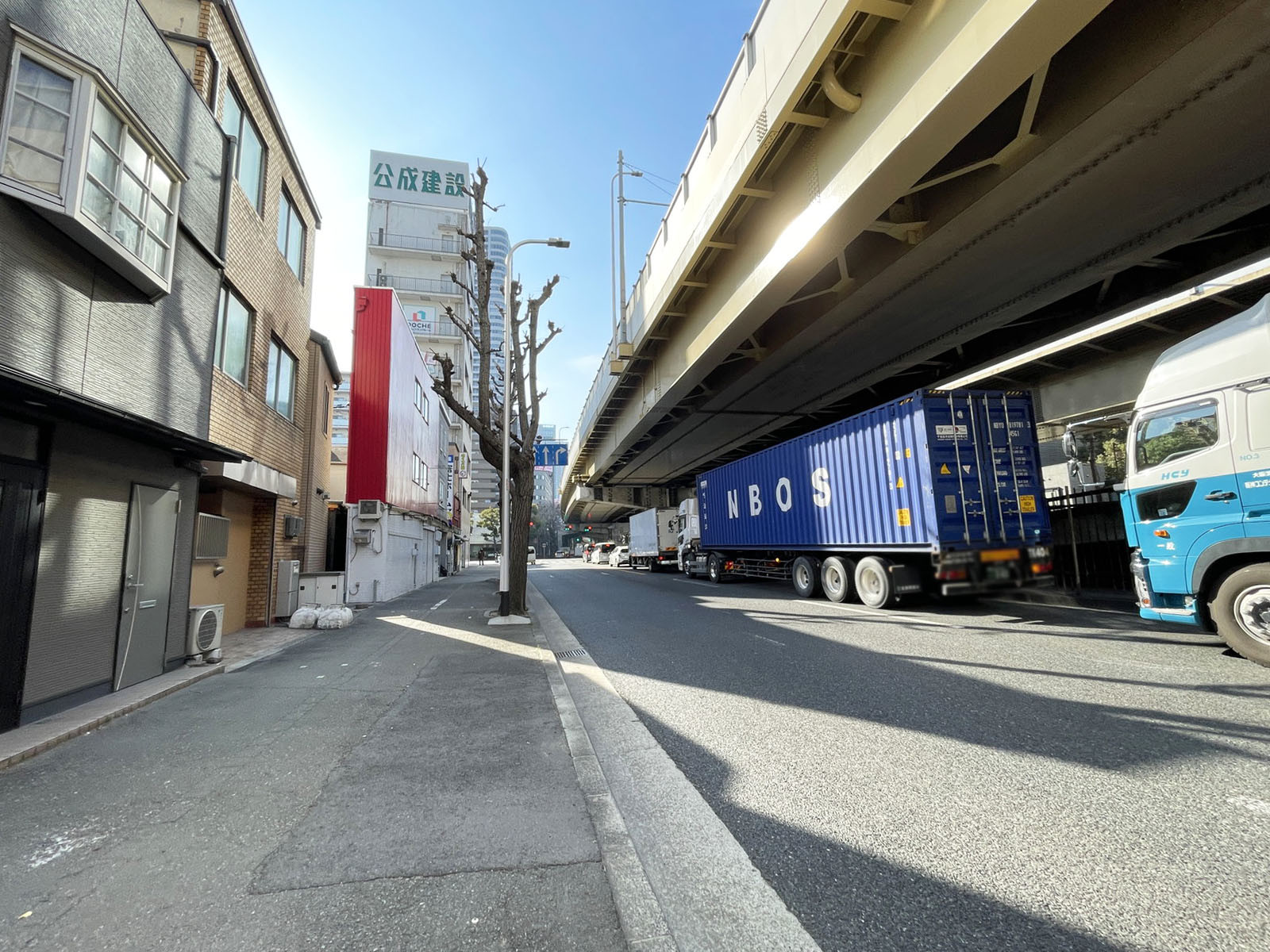 クリスタル豊崎前面の通り