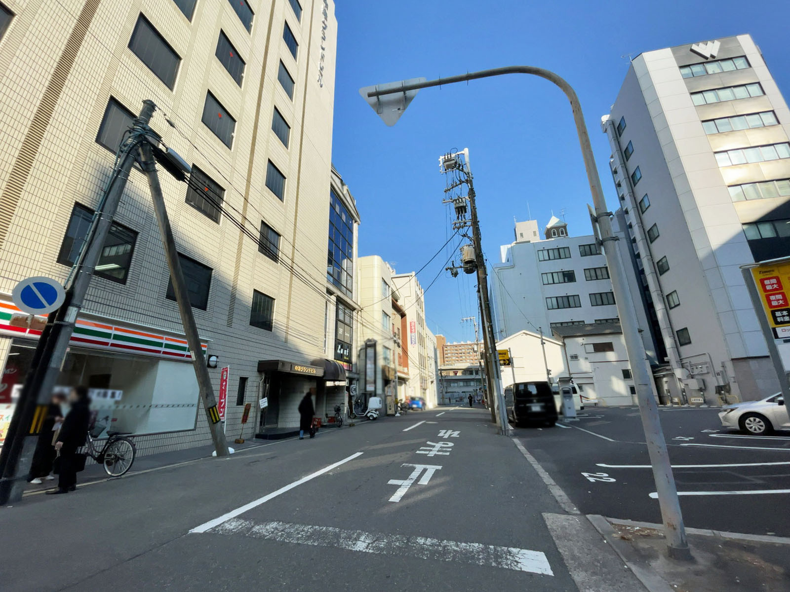 中津グランドビル前面の通り