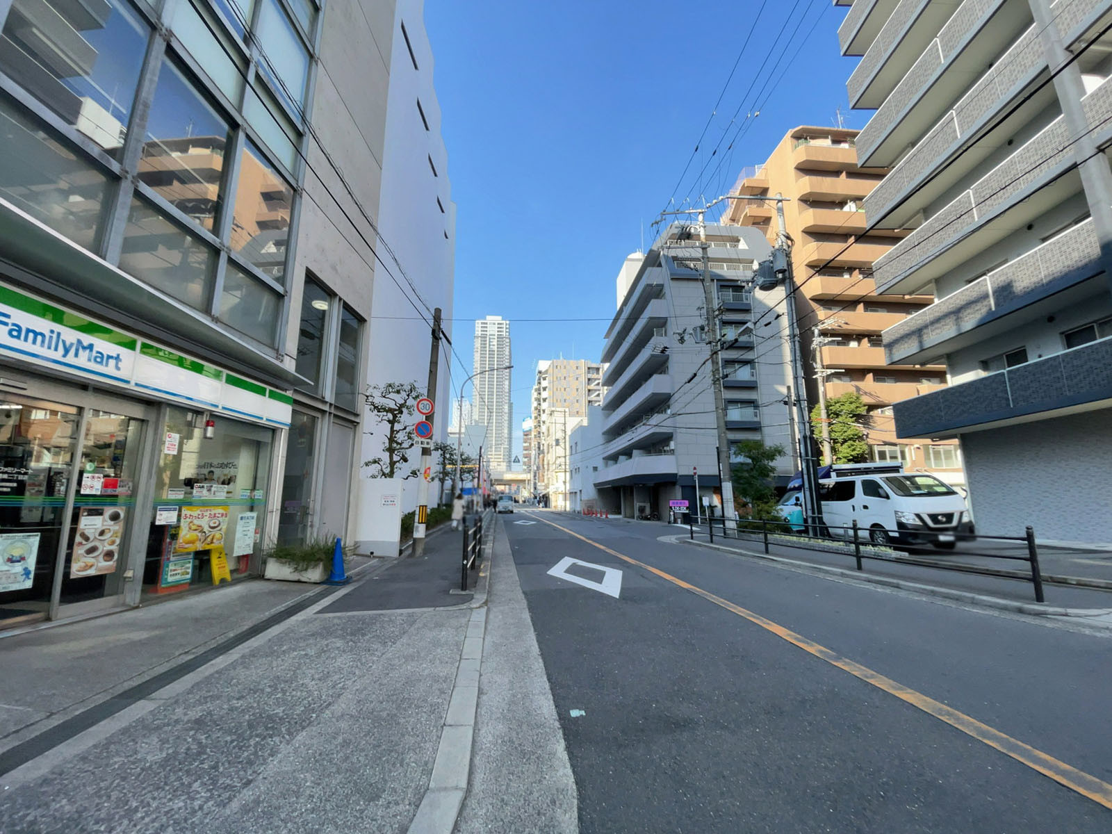 サン・オークスビル前面の通り