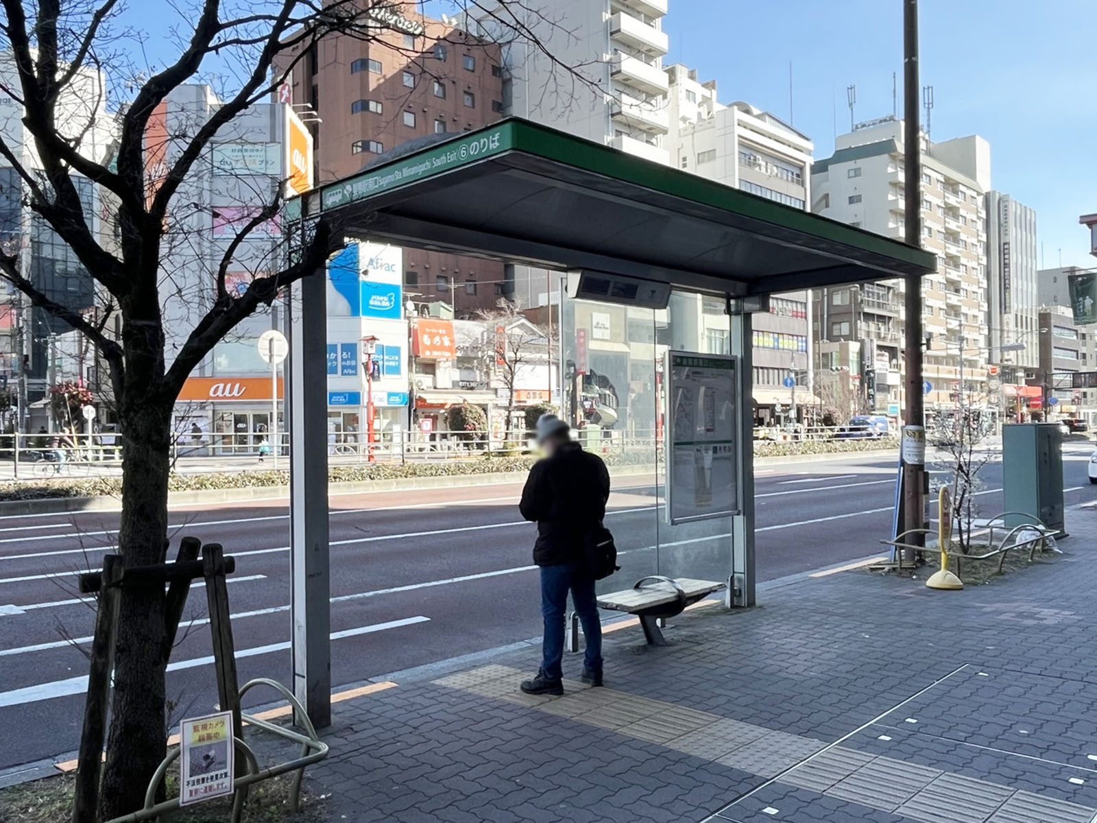 ビル前のバス停「巣鴨駅南口」