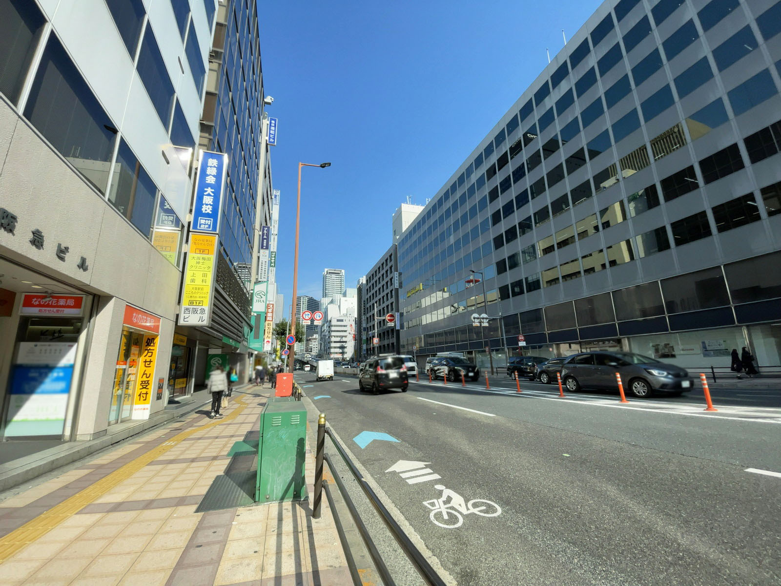 西阪急ビル前面の通り