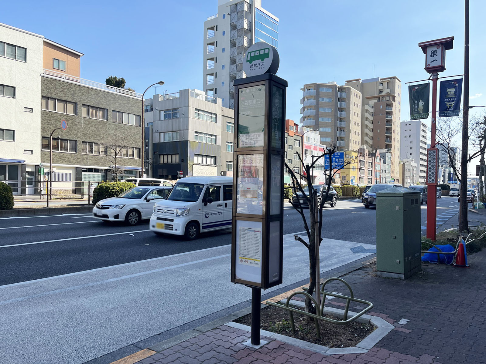 ビル前のバス停「本駒込六丁目」