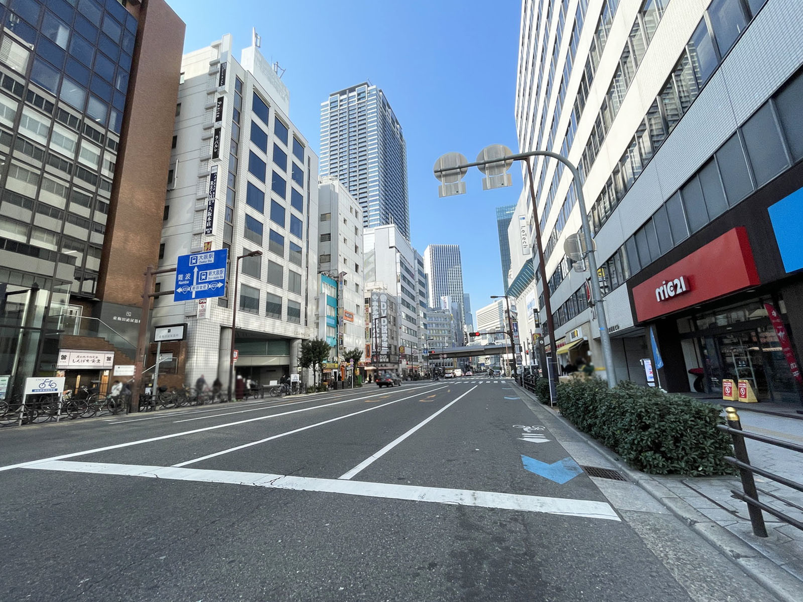 日本生命梅田ビル前面の通り