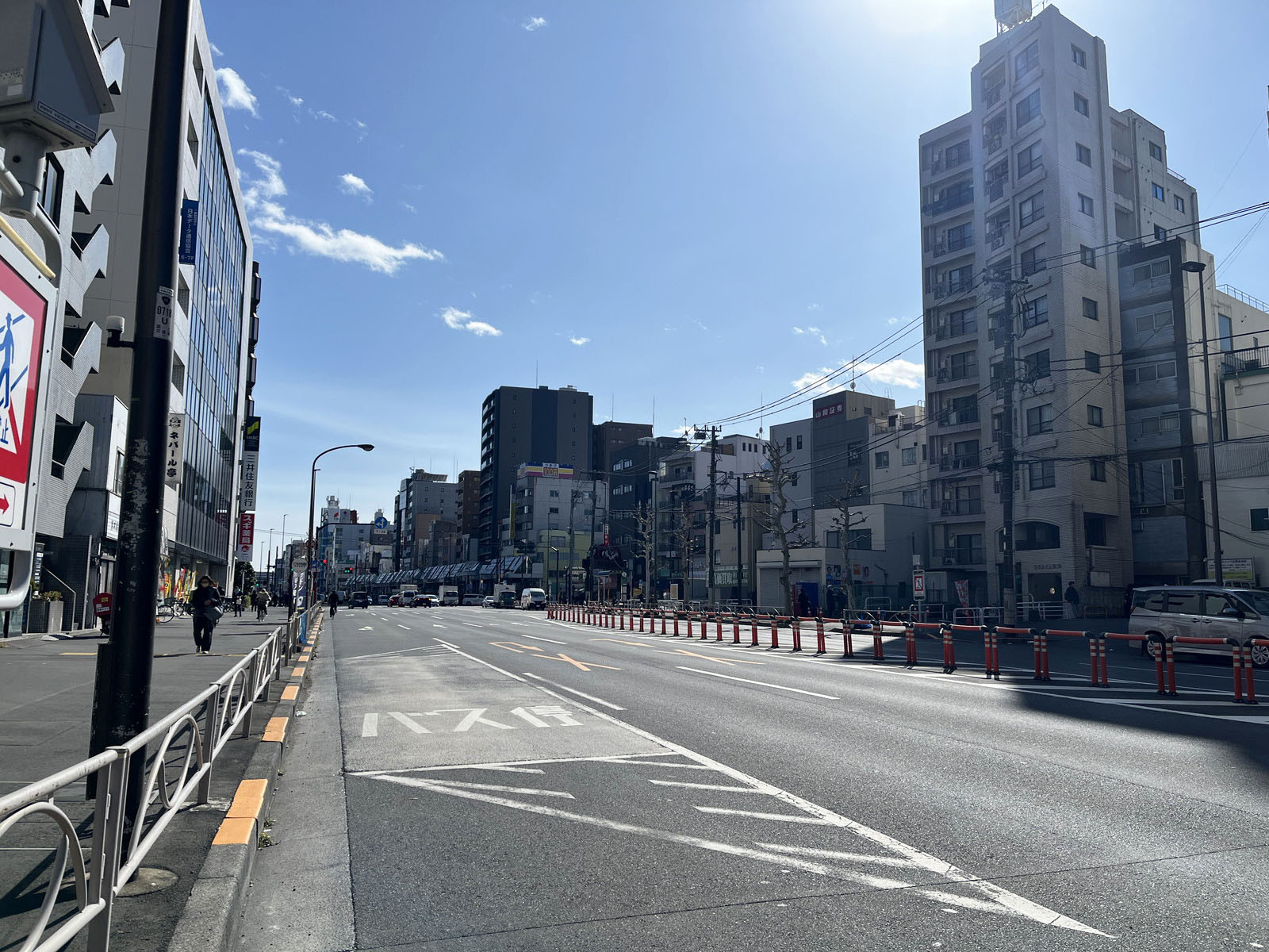 巣鴨第一ビル前面の白山通り