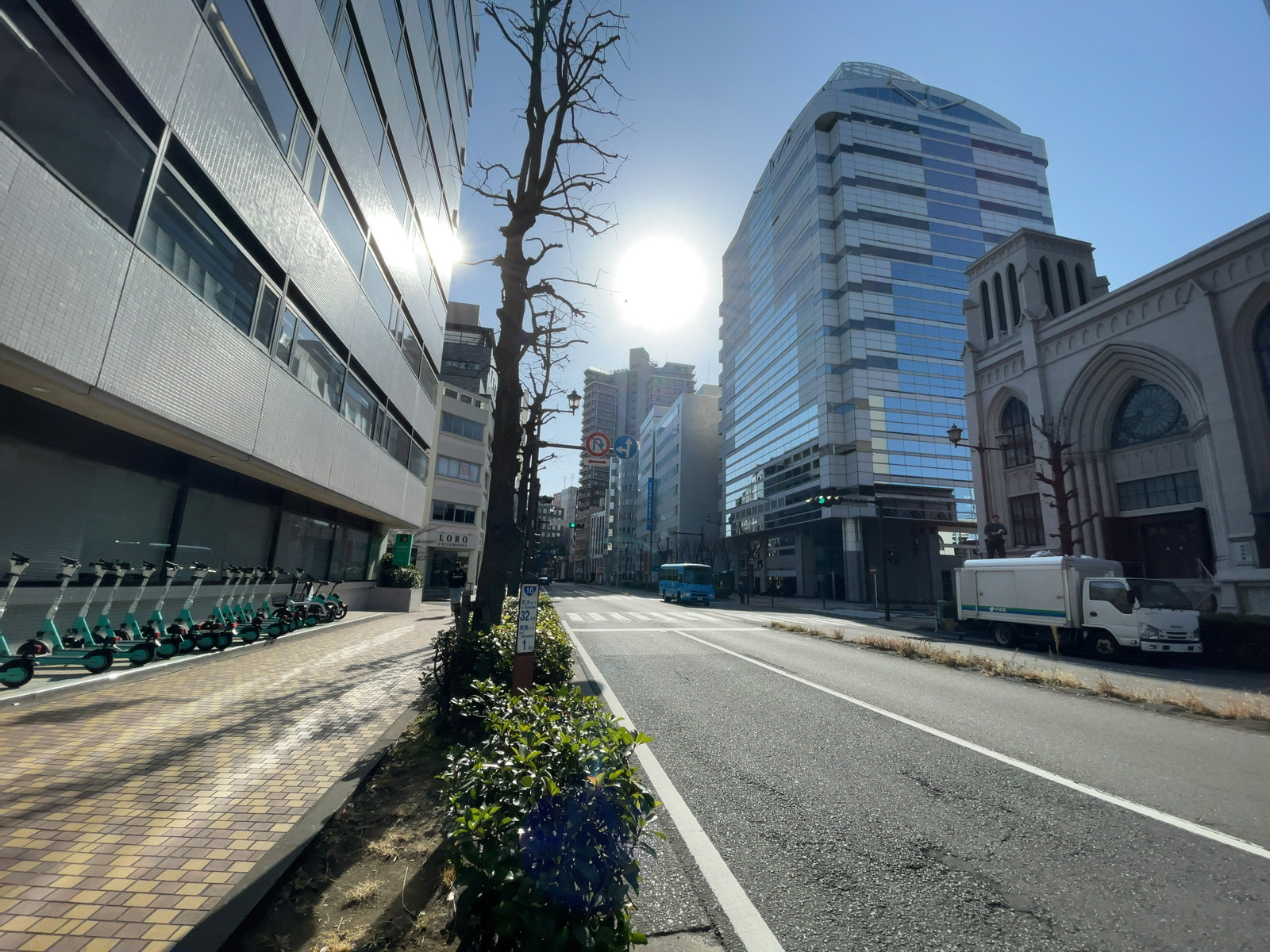 ニッセイ横浜尾上町ビル前面の通り