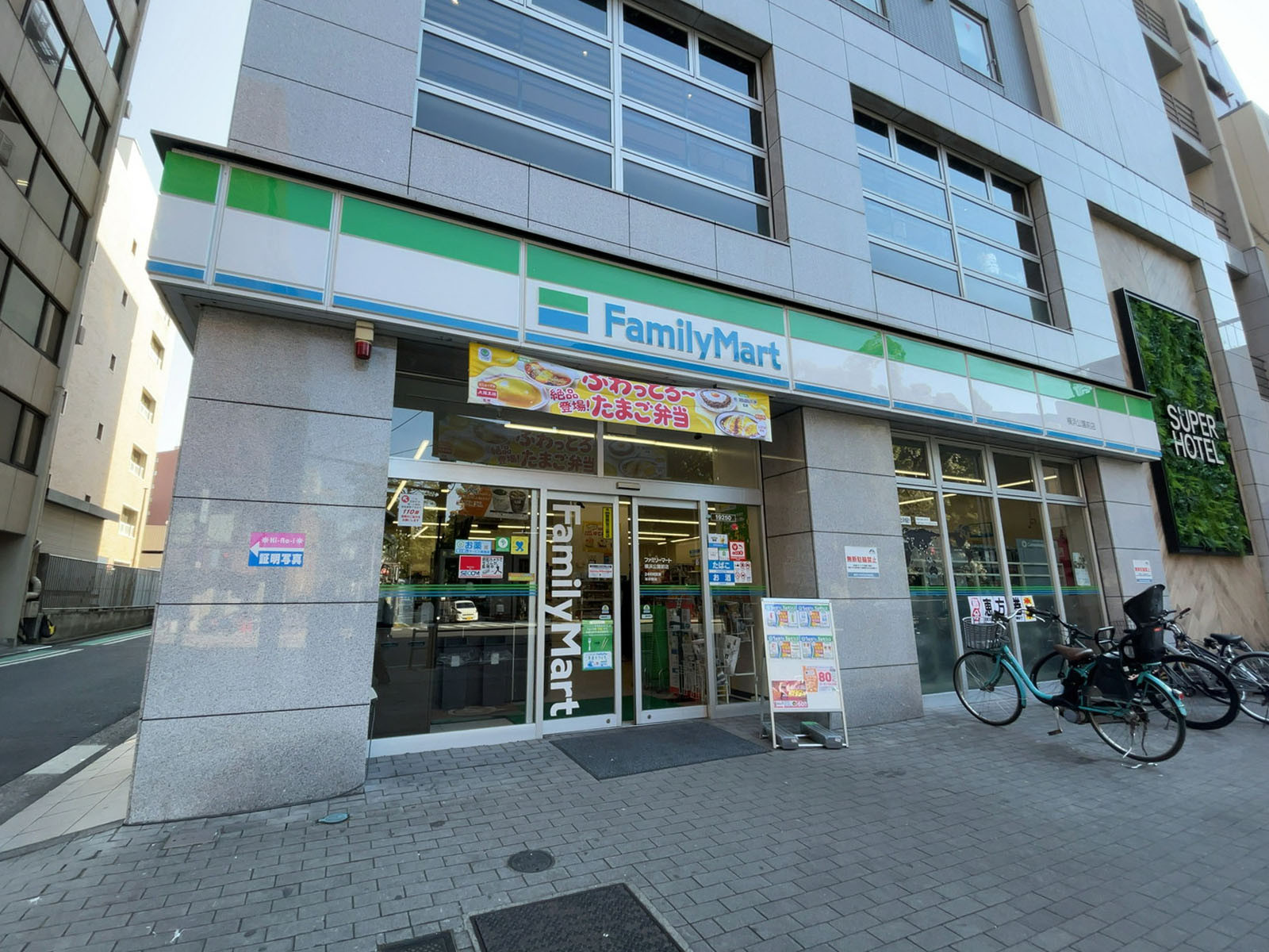 徒歩1分のファミリーマート 横浜公園前店