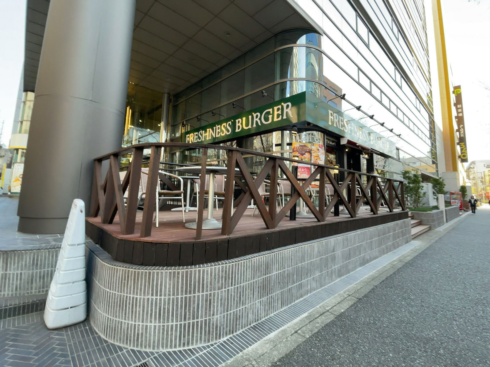 徒歩1分のフレッシュネスバーガー山下店