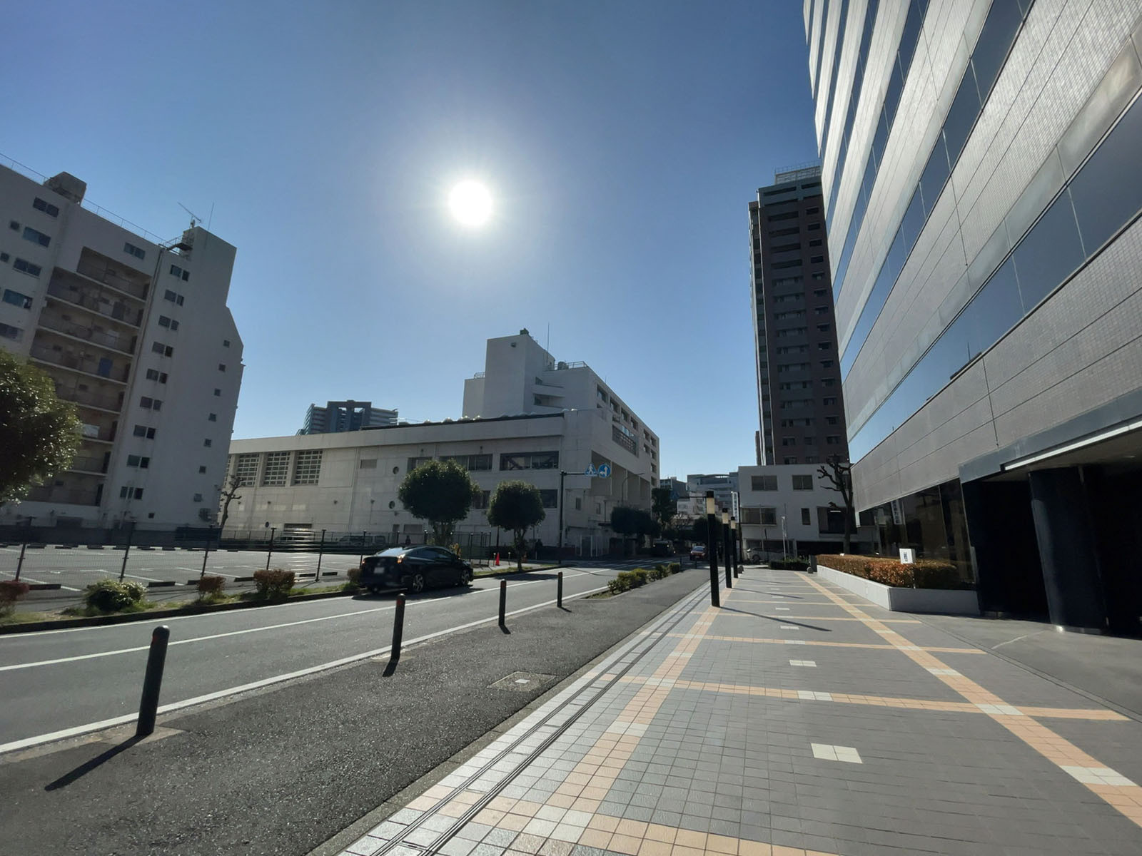 帝蚕関内ビル前面の通り