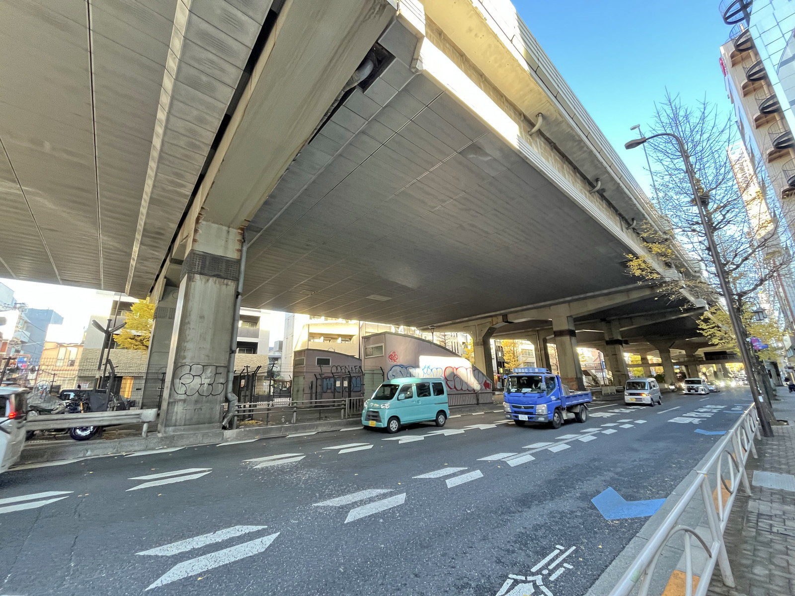 幡ヶ谷プラザビル前面の甲州街道