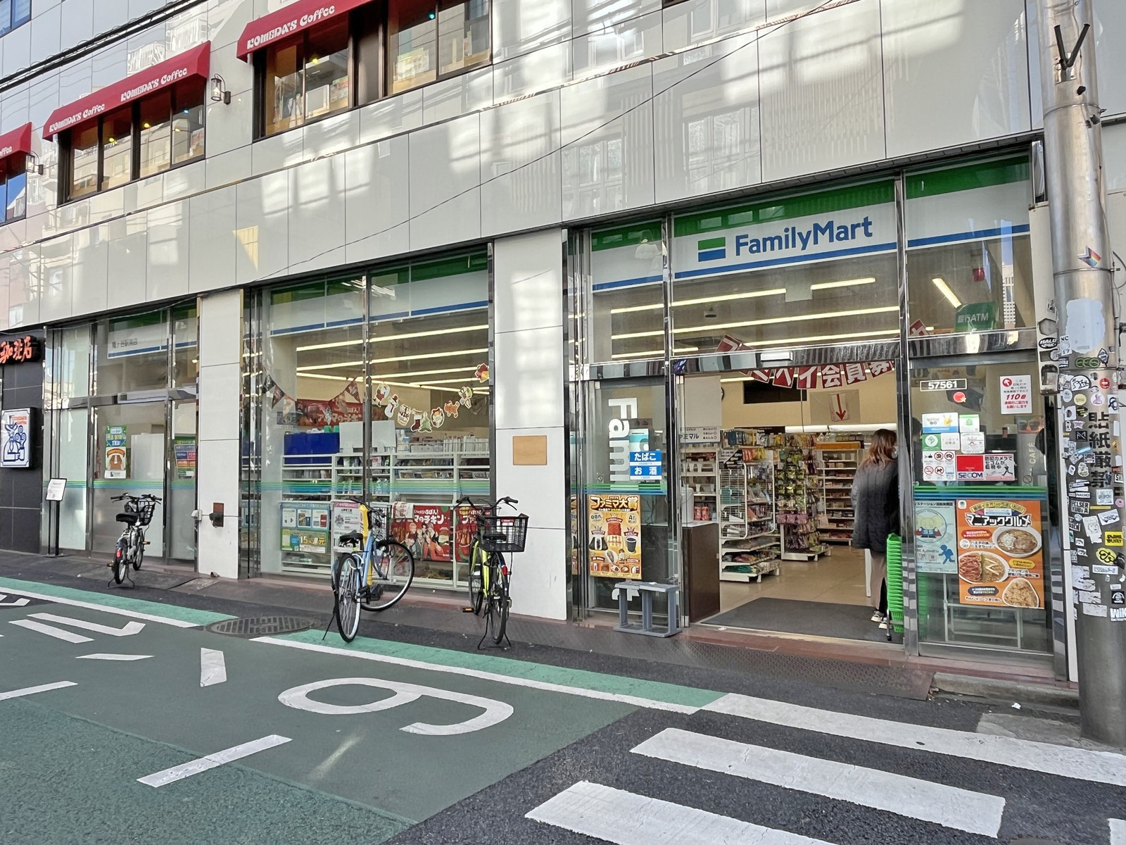 徒歩2分のファミリーマート 幡ヶ谷駅南店